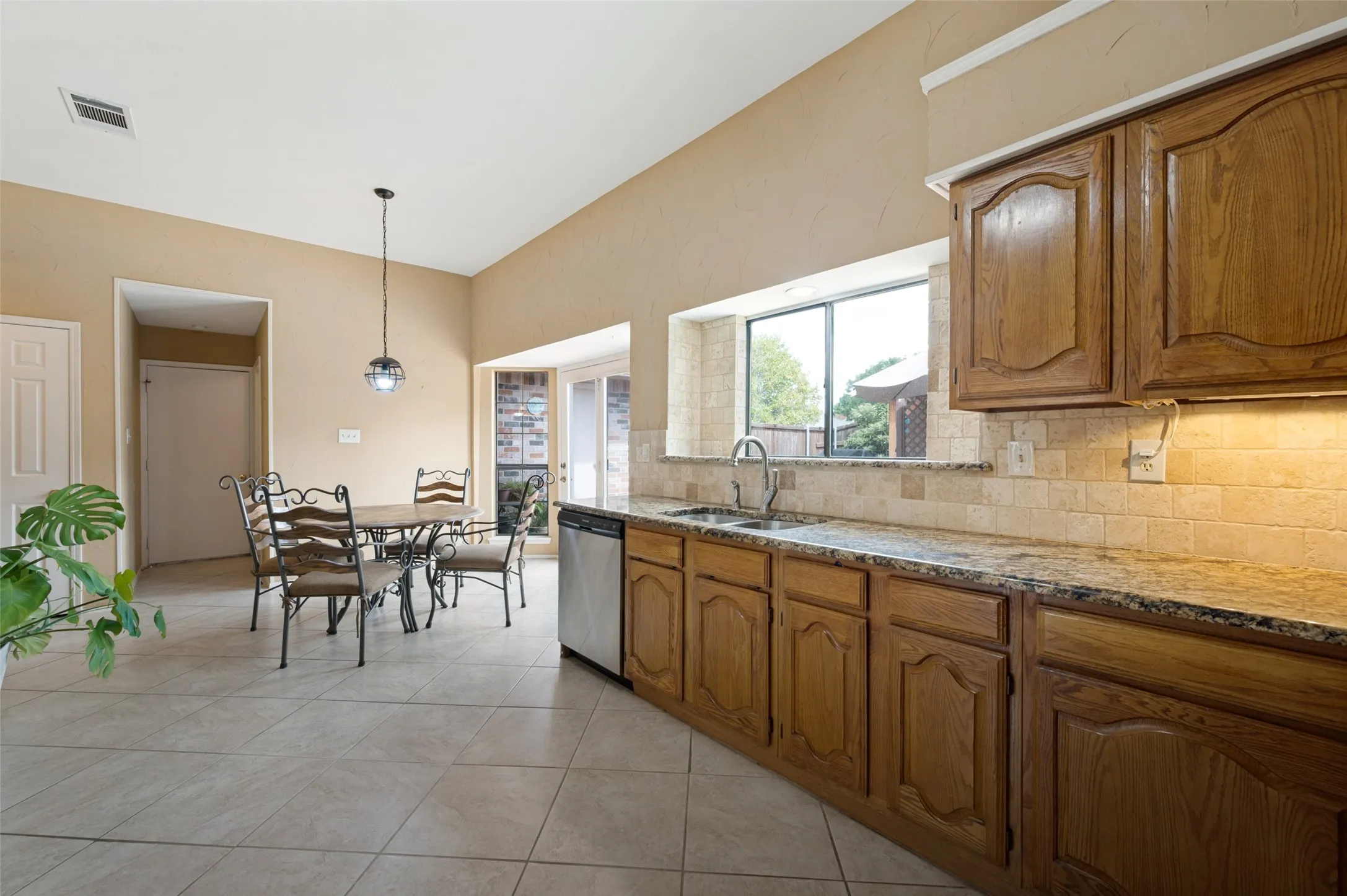 Single Family Residence For Sale in Dallas County , 206 Carolina Court, Coppell, Texas 75019, 3 Bedroom, 2 Bathroom, 2 Garage spaces, 2,041 Sqft, built in 1985, mls#21358150, Real Estate Agent in Coppell, Homes For Sale in Dallas county, Homes For Sale in Coppell, Realtor in Coppell Texas, Real Estate Brokerage Independent Realty Texas, Luminita Cordes Realtor