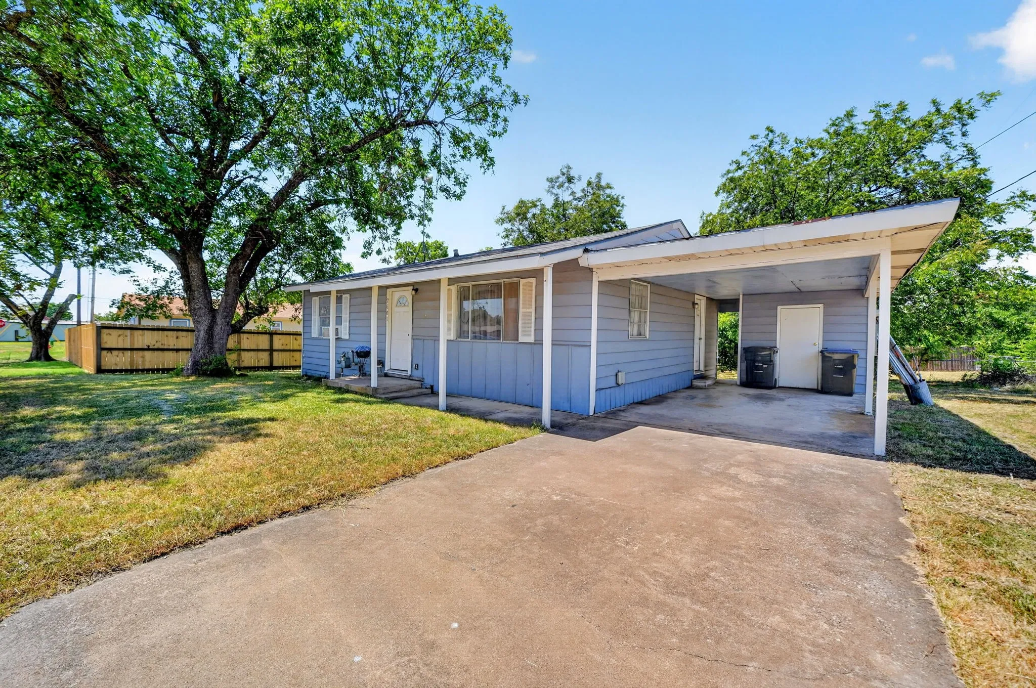 Single Family Residence For Sale in Hunt County , 2601 Crestridge, Caddo Mills, Texas 75135, 2 Bedroom, 1 Bathroom, Garage spaces, 972 Sqft, built in 1980, mls#21360463, Real Estate Agent in Caddo Mills, Homes For Sale in Hunt county, Homes For Sale in Caddo Mills, Realtor in Caddo Mills Texas, Real Estate Brokerage Independent Realty Texas, Luminita Cordes Realtor