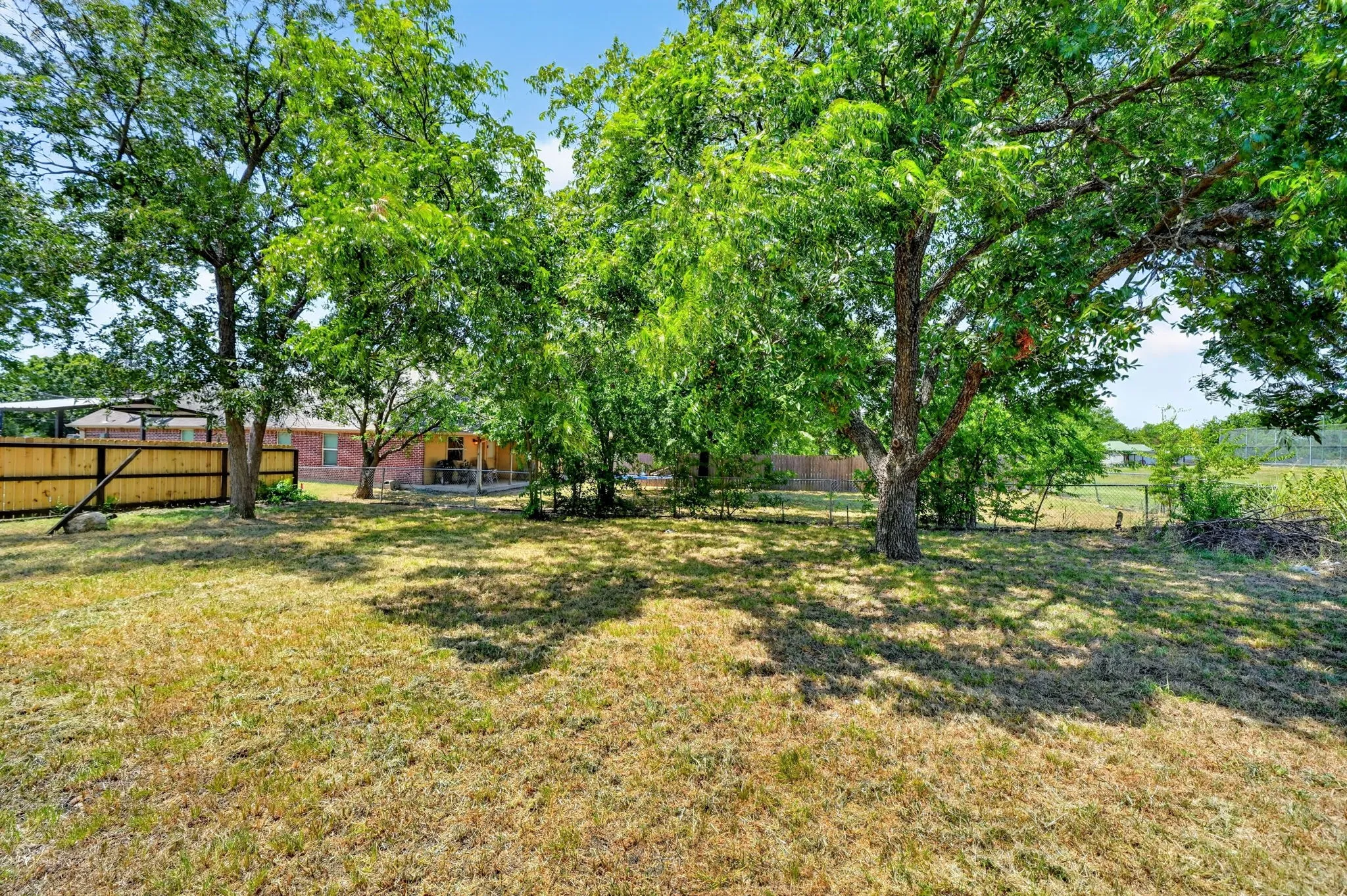 Single Family Residence For Sale in Hunt County , 2601 Crestridge, Caddo Mills, Texas 75135, 2 Bedroom, 1 Bathroom, Garage spaces, 972 Sqft, built in 1980, mls#21360463, Real Estate Agent in Caddo Mills, Homes For Sale in Hunt county, Homes For Sale in Caddo Mills, Realtor in Caddo Mills Texas, Real Estate Brokerage Independent Realty Texas, Luminita Cordes Realtor