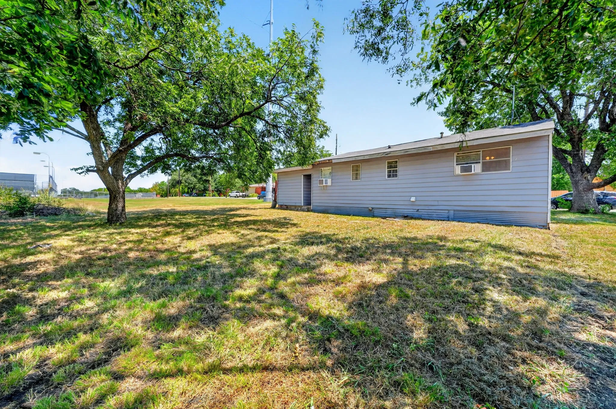 Single Family Residence For Sale in Hunt County , 2601 Crestridge, Caddo Mills, Texas 75135, 2 Bedroom, 1 Bathroom, Garage spaces, 972 Sqft, built in 1980, mls#21360463, Real Estate Agent in Caddo Mills, Homes For Sale in Hunt county, Homes For Sale in Caddo Mills, Realtor in Caddo Mills Texas, Real Estate Brokerage Independent Realty Texas, Luminita Cordes Realtor
