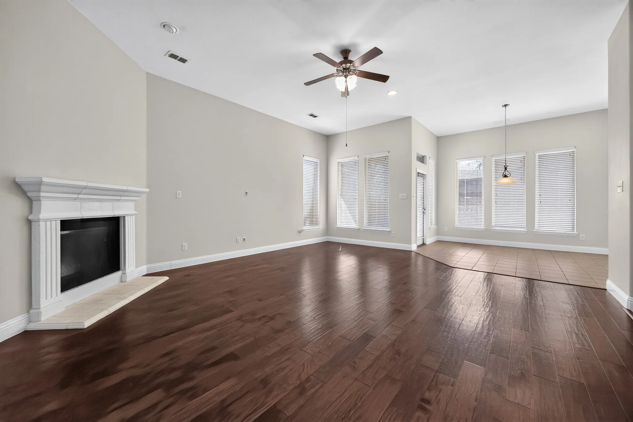 Single Family Residence For Sale in Denton County , 917 Sundrop Drive, Little Elm, Texas 75068, 4 Bedroom, 4 Bathroom, 2 Garage spaces, 3,043 Sqft, built in 2016, mls#21359090, Real Estate Agent in Little Elm, Homes For Sale in Denton county, Homes For Sale in Little Elm, Realtor in Little Elm Texas, Real Estate Brokerage Independent Realty Texas, Luminita Cordes Realtor