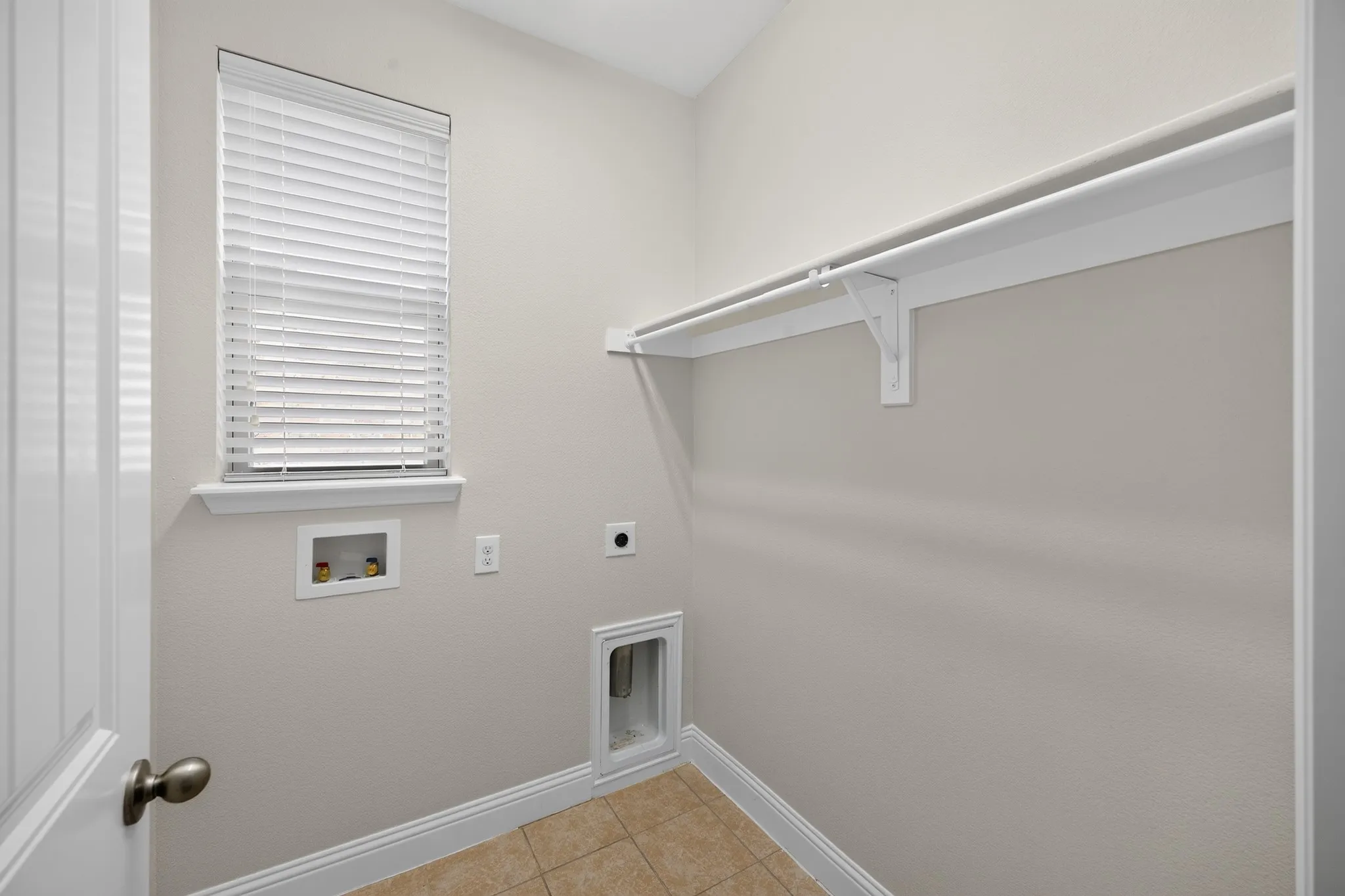 Single Family Residence For Sale in Denton County , 917 Sundrop Drive, Little Elm, Texas 75068, 4 Bedroom, 4 Bathroom, 2 Garage spaces, 3,043 Sqft, built in 2016, mls#21359090, Real Estate Agent in Little Elm, Homes For Sale in Denton county, Homes For Sale in Little Elm, Realtor in Little Elm Texas, Real Estate Brokerage Independent Realty Texas, Luminita Cordes Realtor