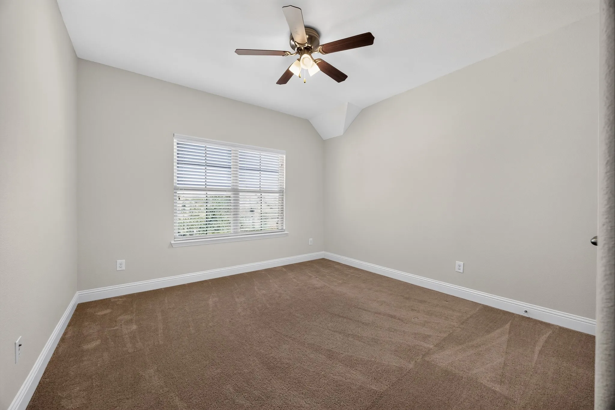 Single Family Residence For Sale in Denton County , 917 Sundrop Drive, Little Elm, Texas 75068, 4 Bedroom, 4 Bathroom, 2 Garage spaces, 3,043 Sqft, built in 2016, mls#21359090, Real Estate Agent in Little Elm, Homes For Sale in Denton county, Homes For Sale in Little Elm, Realtor in Little Elm Texas, Real Estate Brokerage Independent Realty Texas, Luminita Cordes Realtor