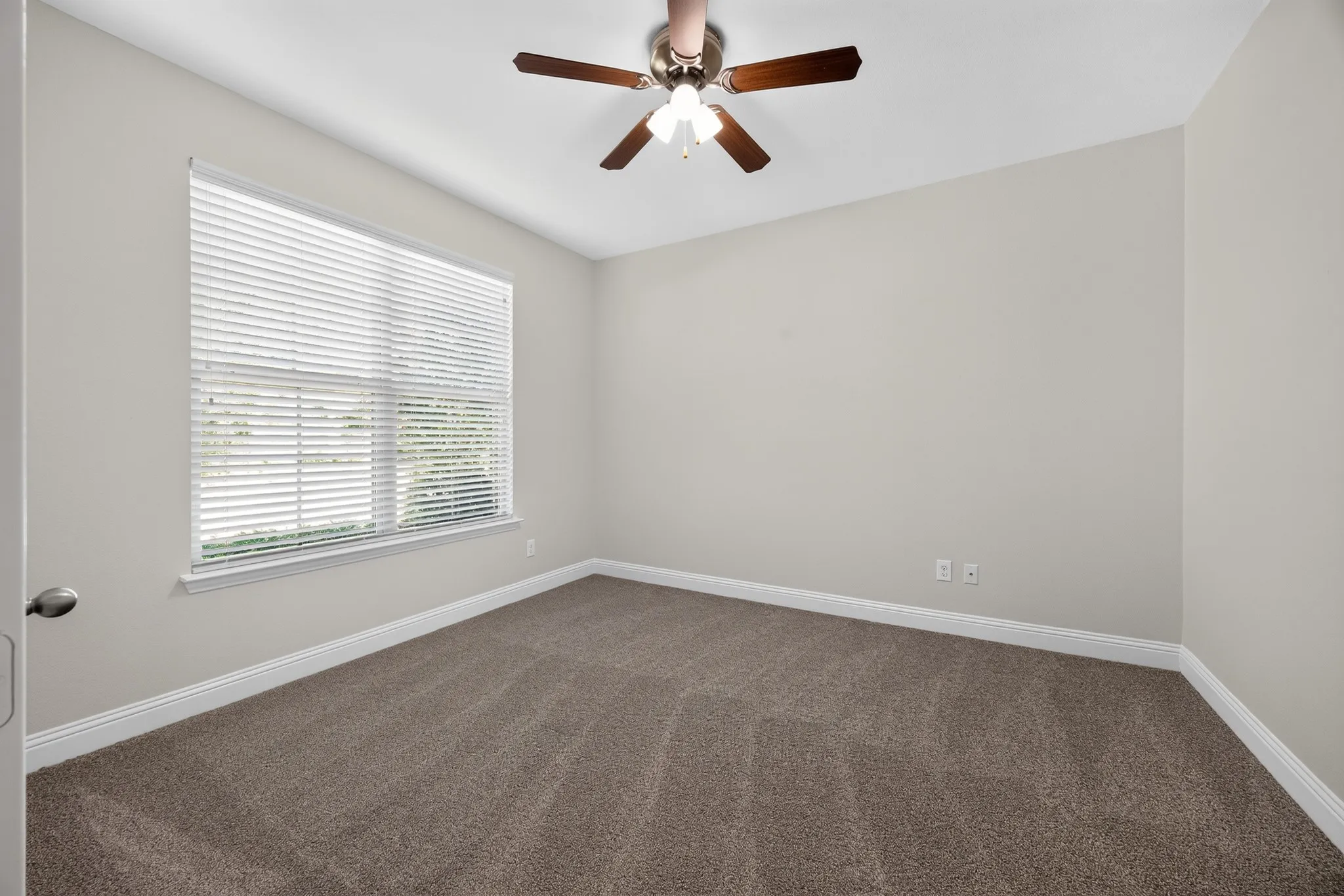 Single Family Residence For Sale in Denton County , 917 Sundrop Drive, Little Elm, Texas 75068, 4 Bedroom, 4 Bathroom, 2 Garage spaces, 3,043 Sqft, built in 2016, mls#21359090, Real Estate Agent in Little Elm, Homes For Sale in Denton county, Homes For Sale in Little Elm, Realtor in Little Elm Texas, Real Estate Brokerage Independent Realty Texas, Luminita Cordes Realtor