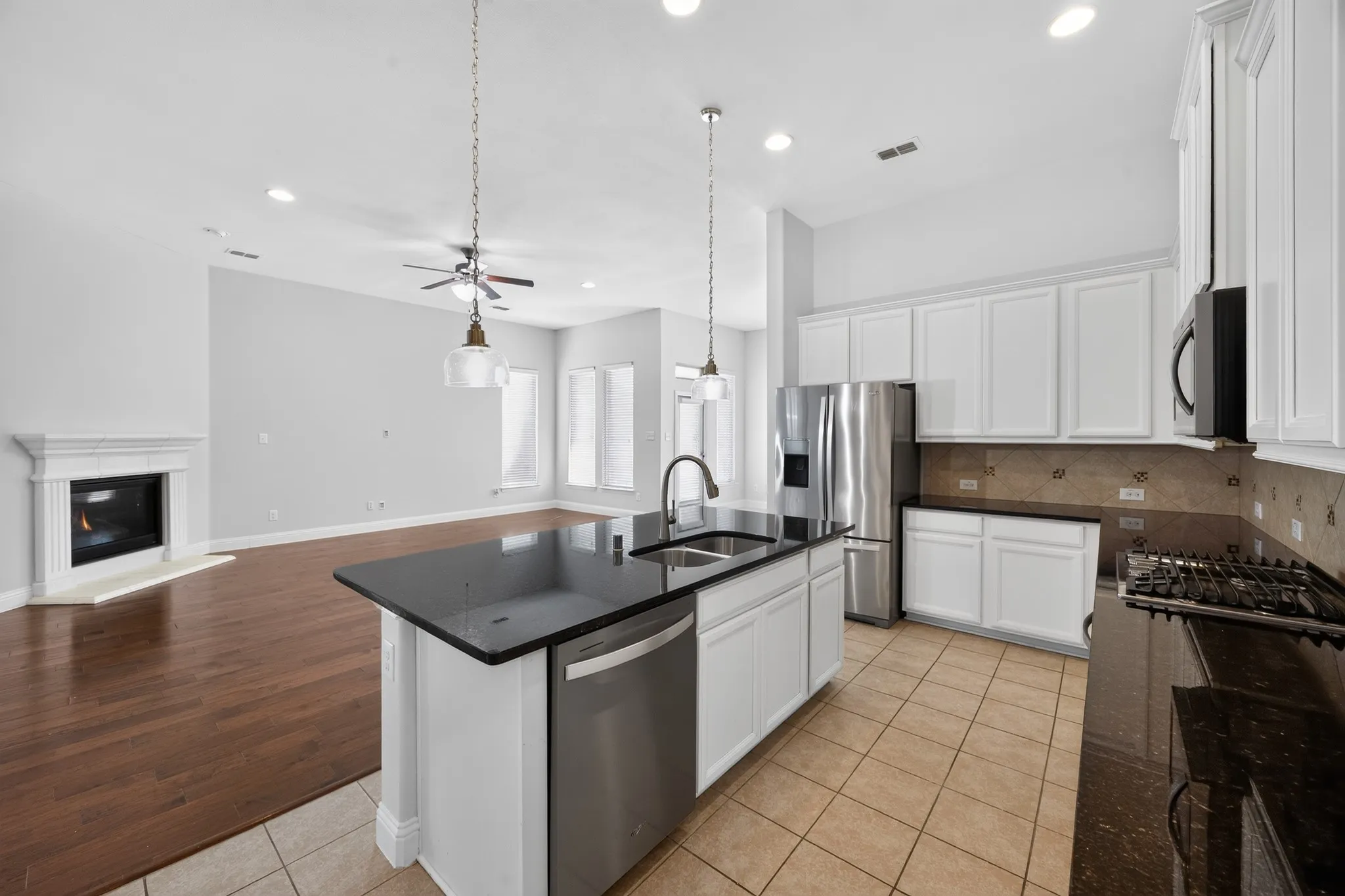 Single Family Residence For Sale in Denton County , 917 Sundrop Drive, Little Elm, Texas 75068, 4 Bedroom, 4 Bathroom, 2 Garage spaces, 3,043 Sqft, built in 2016, mls#21359090, Real Estate Agent in Little Elm, Homes For Sale in Denton county, Homes For Sale in Little Elm, Realtor in Little Elm Texas, Real Estate Brokerage Independent Realty Texas, Luminita Cordes Realtor