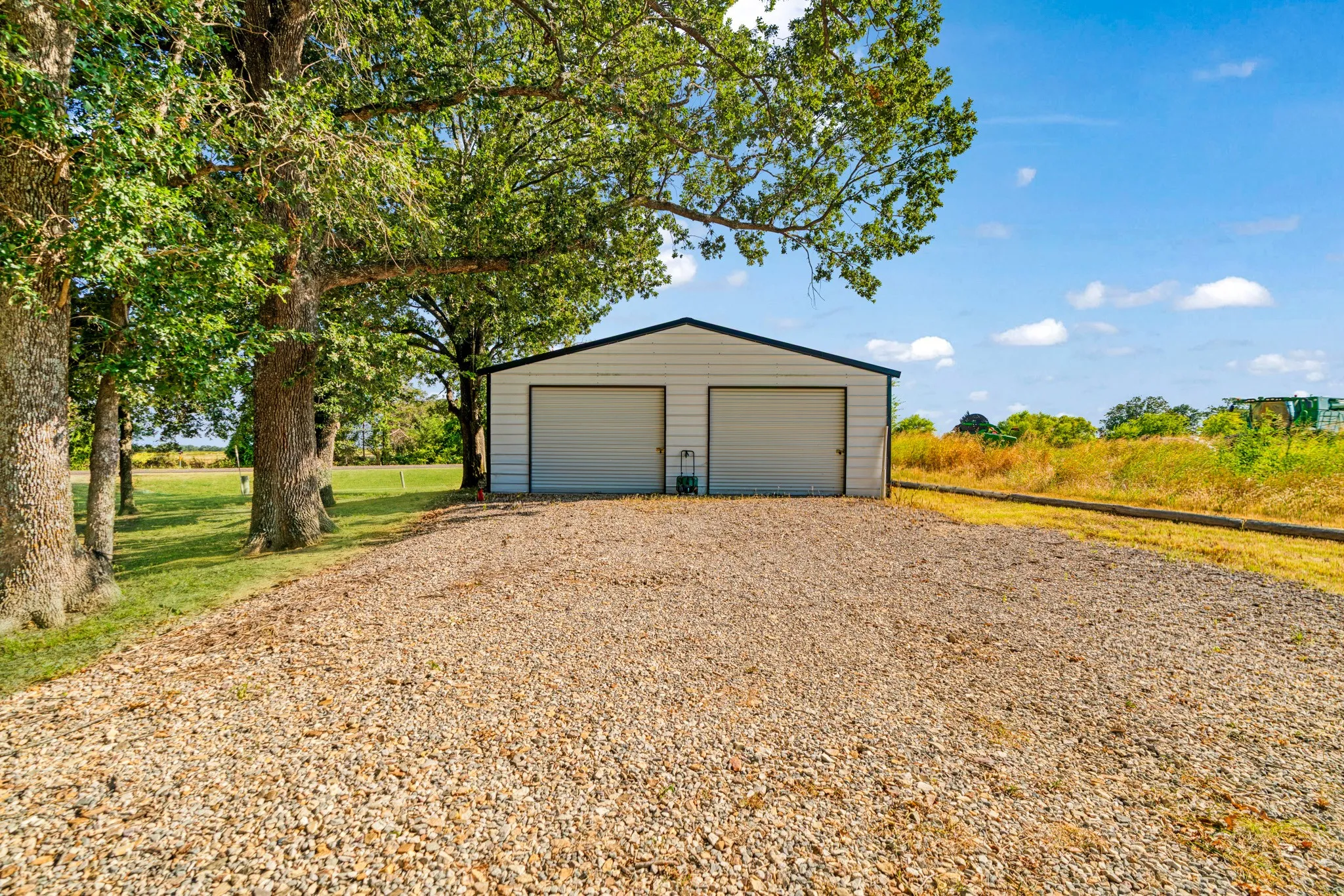 Single Family Residence For Sale in Lamar County , 10891 Farm Road 1497, Paris, Texas 75462, 3 Bedroom, 2 Bathroom, 2 Garage spaces, 1,809 Sqft, built in 1993, mls#21356461, Real Estate Agent in Paris, Homes For Sale in Lamar county, Homes For Sale in Paris, Realtor in Paris Texas, Real Estate Brokerage Independent Realty Texas, Luminita Cordes Realtor