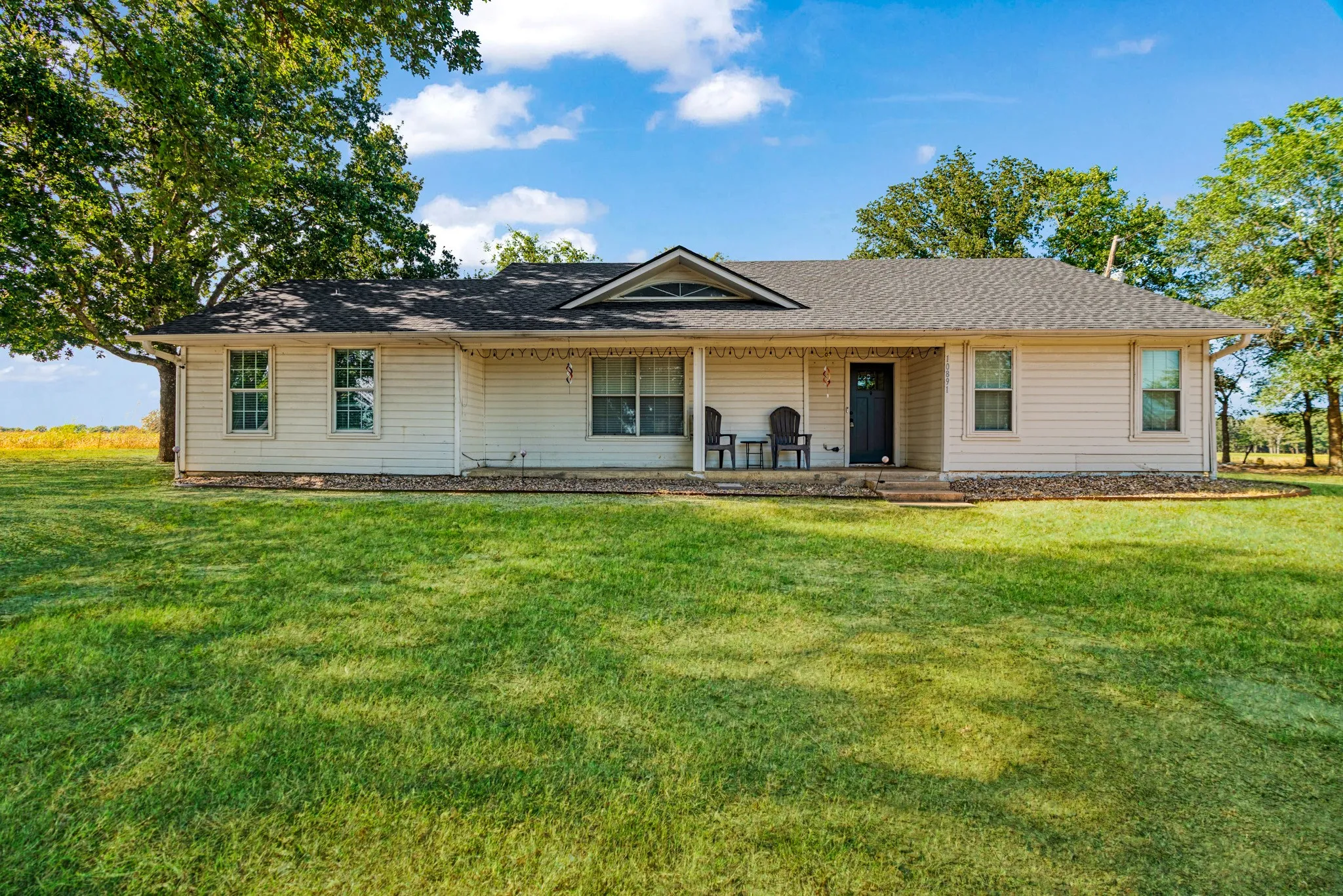 Single Family Residence For Sale in Lamar County , 10891 Farm Road 1497, Paris, Texas 75462, 3 Bedroom, 2 Bathroom, 2 Garage spaces, 1,809 Sqft, built in 1993, mls#21356461, Real Estate Agent in Paris, Homes For Sale in Lamar county, Homes For Sale in Paris, Realtor in Paris Texas, Real Estate Brokerage Independent Realty Texas, Luminita Cordes Realtor