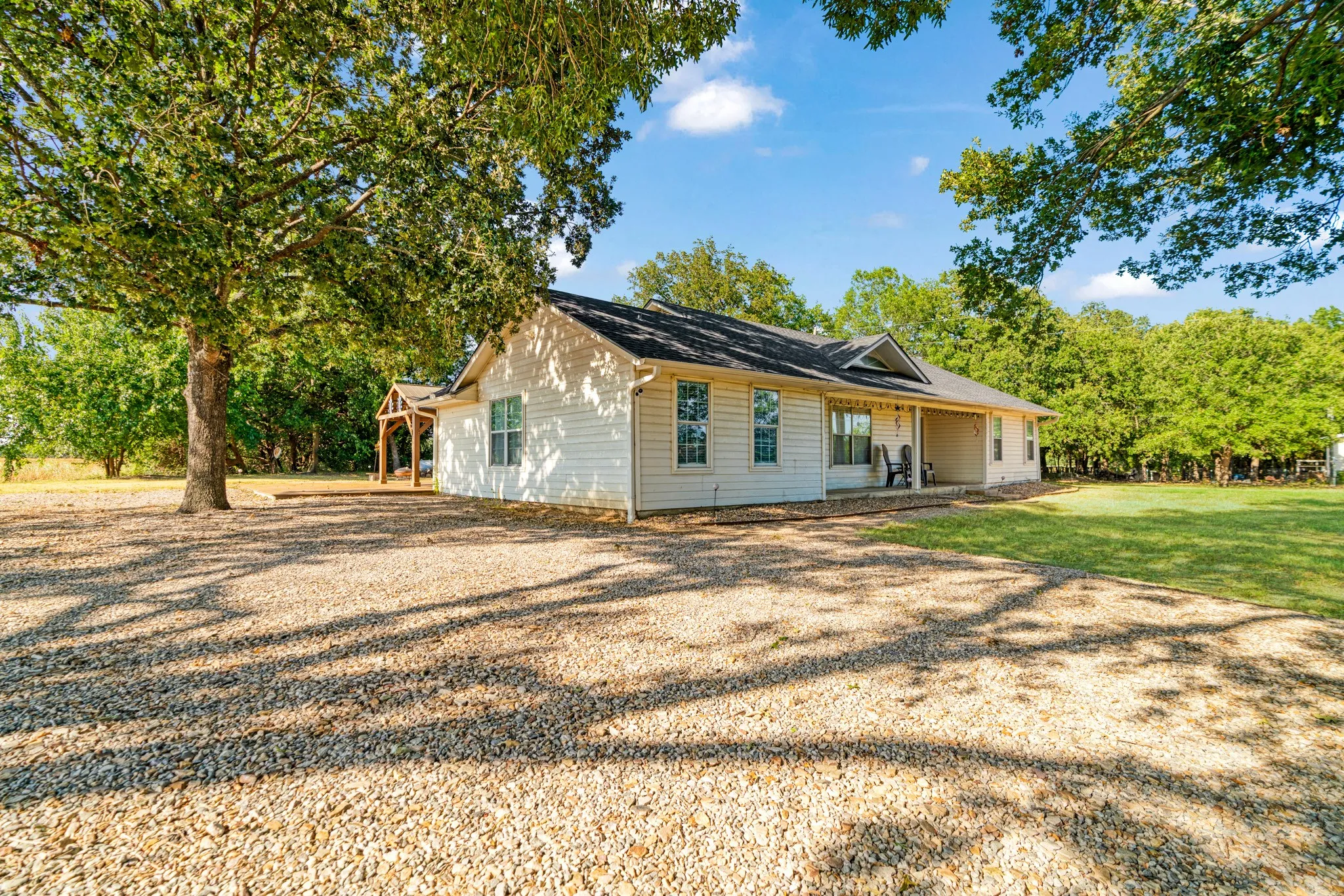 Single Family Residence For Sale in Lamar County , 10891 Farm Road 1497, Paris, Texas 75462, 3 Bedroom, 2 Bathroom, 2 Garage spaces, 1,809 Sqft, built in 1993, mls#21356461, Real Estate Agent in Paris, Homes For Sale in Lamar county, Homes For Sale in Paris, Realtor in Paris Texas, Real Estate Brokerage Independent Realty Texas, Luminita Cordes Realtor