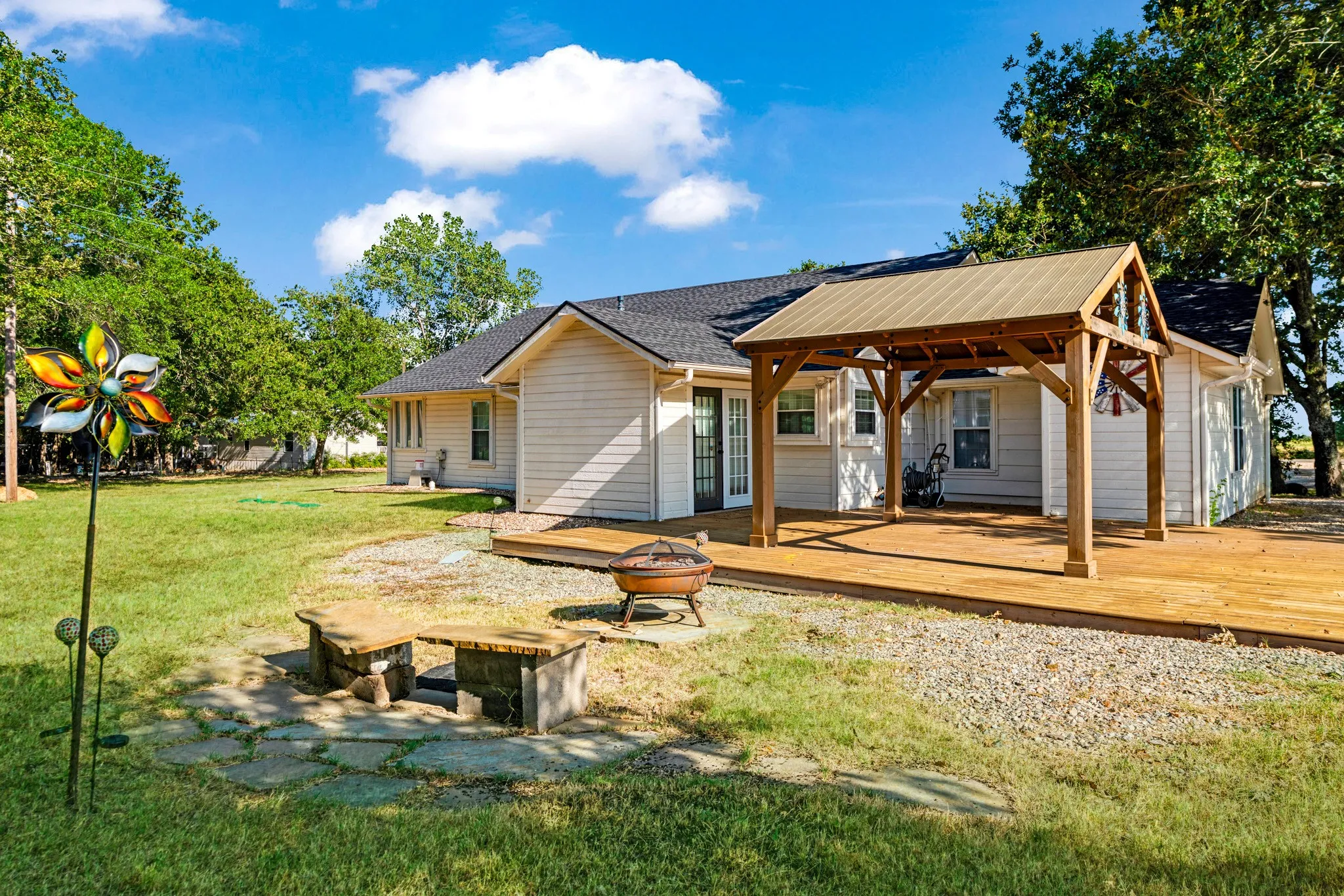 Single Family Residence For Sale in Lamar County , 10891 Farm Road 1497, Paris, Texas 75462, 3 Bedroom, 2 Bathroom, 2 Garage spaces, 1,809 Sqft, built in 1993, mls#21356461, Real Estate Agent in Paris, Homes For Sale in Lamar county, Homes For Sale in Paris, Realtor in Paris Texas, Real Estate Brokerage Independent Realty Texas, Luminita Cordes Realtor