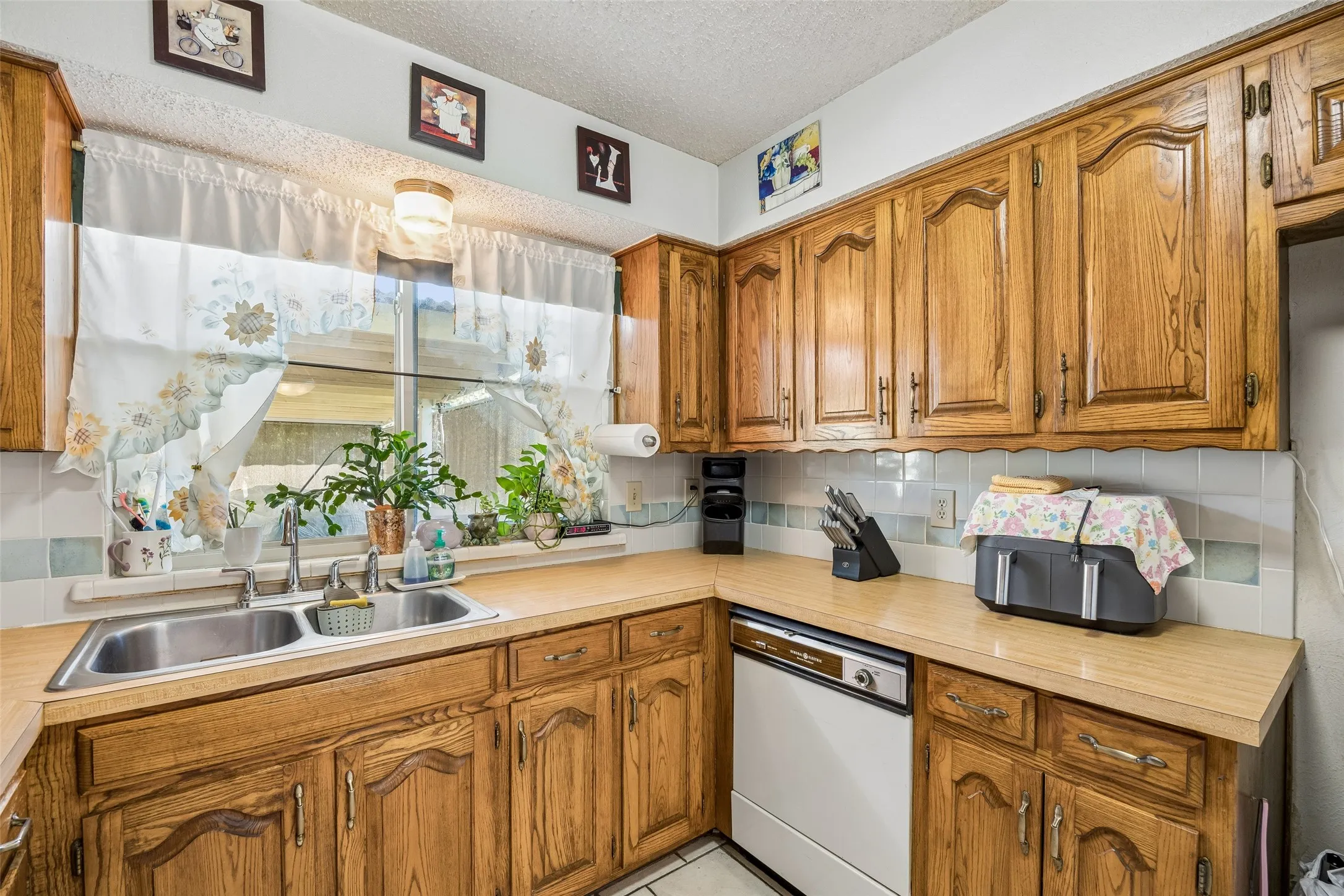 Single Family Residence For Sale in Dallas County , 3246 Wichita Drive, Mesquite, Texas 75149, 4 Bedroom, 2 Bathroom, Garage spaces, 2,112 Sqft, built in 1981, mls#21358611, Real Estate Agent in Mesquite, Homes For Sale in Dallas county, Homes For Sale in Mesquite, Realtor in Mesquite Texas, Real Estate Brokerage Independent Realty Texas, Luminita Cordes Realtor