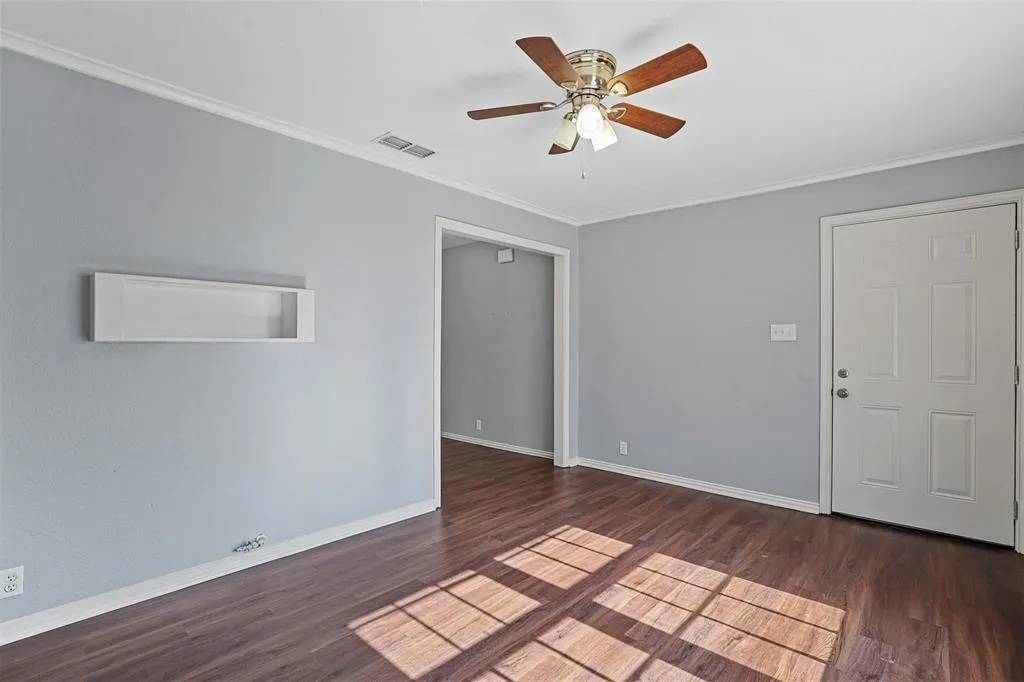 Single Family Residence For Rent in Johnson County , 210 W Willingham Street B, Cleburne, Texas 76033, 1 Bedroom, 1 Bathroom, Garage spaces, 700 Sqft, built in 0, mls#21360392, Real Estate Agent in Cleburne, Homes For Rent in Johnson county, Homes For Rent in Cleburne, Realtor in Cleburne Texas, Real Estate Brokerage Independent Realty Texas, Luminita Cordes Realtor