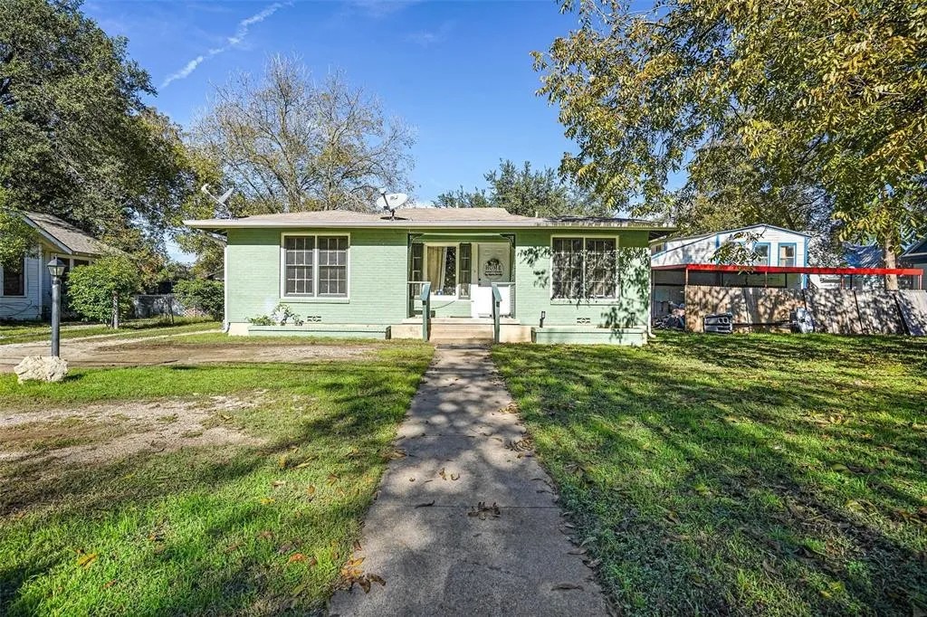Single Family Residence For Rent in Johnson County , 210 W Willingham Street B, Cleburne, Texas 76033, 1 Bedroom, 1 Bathroom, Garage spaces, 700 Sqft, built in 0, mls#21360392, Real Estate Agent in Cleburne, Homes For Rent in Johnson county, Homes For Rent in Cleburne, Realtor in Cleburne Texas, Real Estate Brokerage Independent Realty Texas, Luminita Cordes Realtor