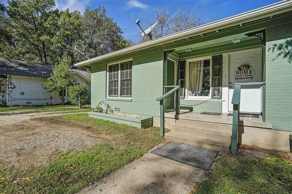Single Family Residence For Rent in Johnson County , 210 W Willingham Street B, Cleburne, Texas 76033, 1 Bedroom, 1 Bathroom, Garage spaces, 700 Sqft, built in 0, mls#21360392, Real Estate Agent in Cleburne, Homes For Rent in Johnson county, Homes For Rent in Cleburne, Realtor in Cleburne Texas, Real Estate Brokerage Independent Realty Texas, Luminita Cordes Realtor