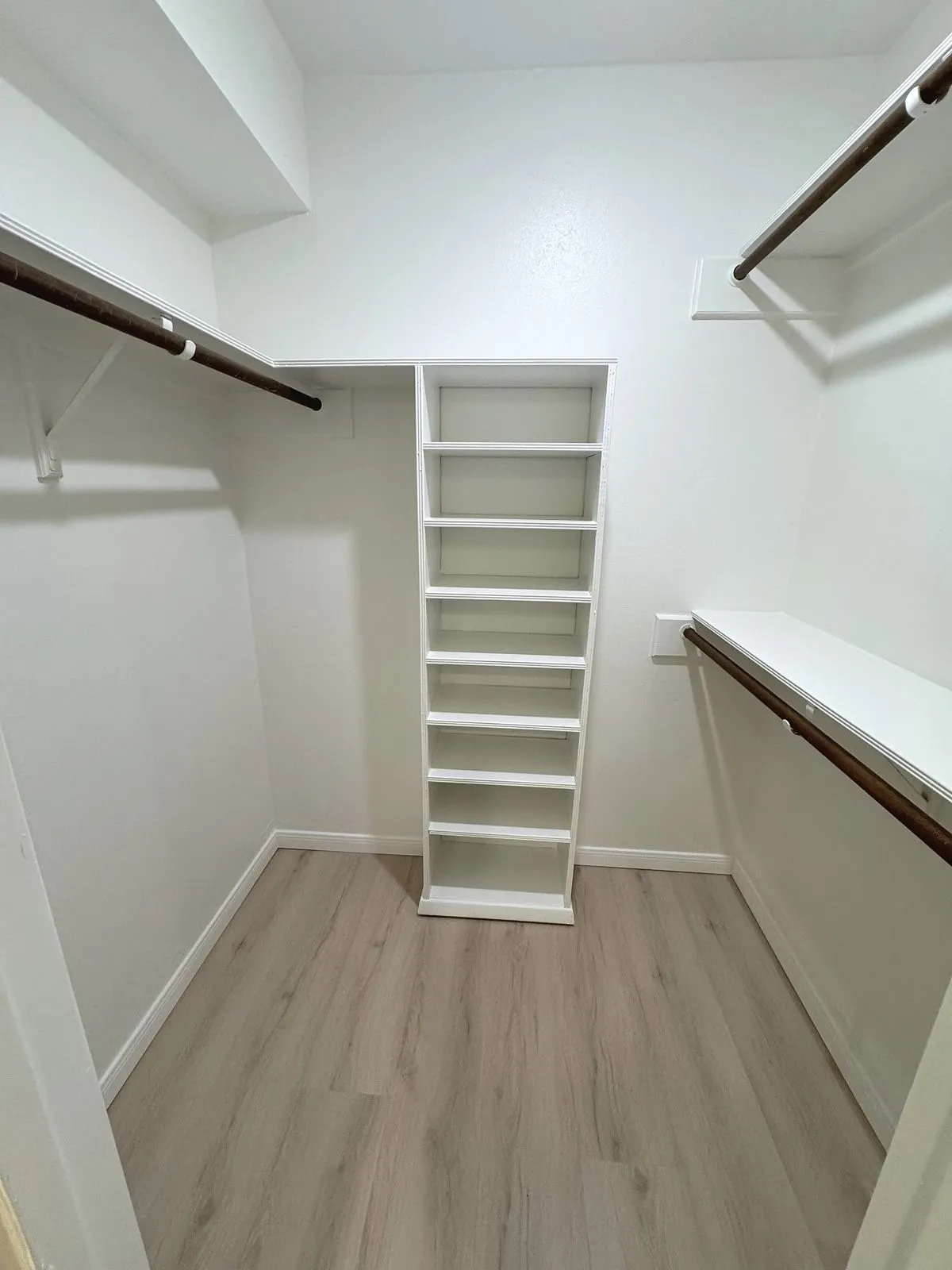 Single Family Residence For Sale in Tarrant County , 1205 Riverview Drive, Arlington, Texas 76012, 4 Bedroom, 4 Bathroom, 3 Garage spaces, 3,330 Sqft, built in 1975, mls#21359507, Real Estate Agent in Arlington, Homes For Sale in Tarrant county, Homes For Sale in Arlington, Realtor in Arlington Texas, Real Estate Brokerage Independent Realty Texas, Luminita Cordes Realtor
