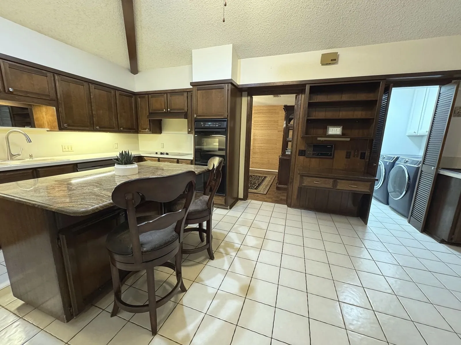Single Family Residence For Sale in Tarrant County , 1205 Riverview Drive, Arlington, Texas 76012, 4 Bedroom, 4 Bathroom, 3 Garage spaces, 3,330 Sqft, built in 1975, mls#21359507, Real Estate Agent in Arlington, Homes For Sale in Tarrant county, Homes For Sale in Arlington, Realtor in Arlington Texas, Real Estate Brokerage Independent Realty Texas, Luminita Cordes Realtor