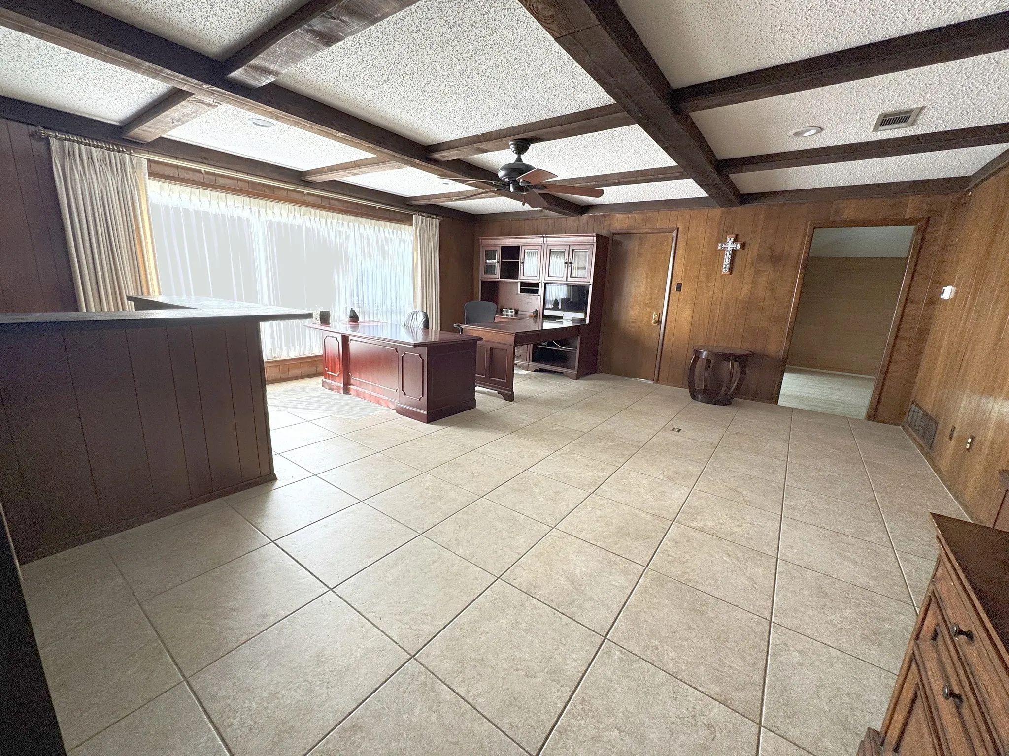 Extra living area with Wet Bar and Refrigerator