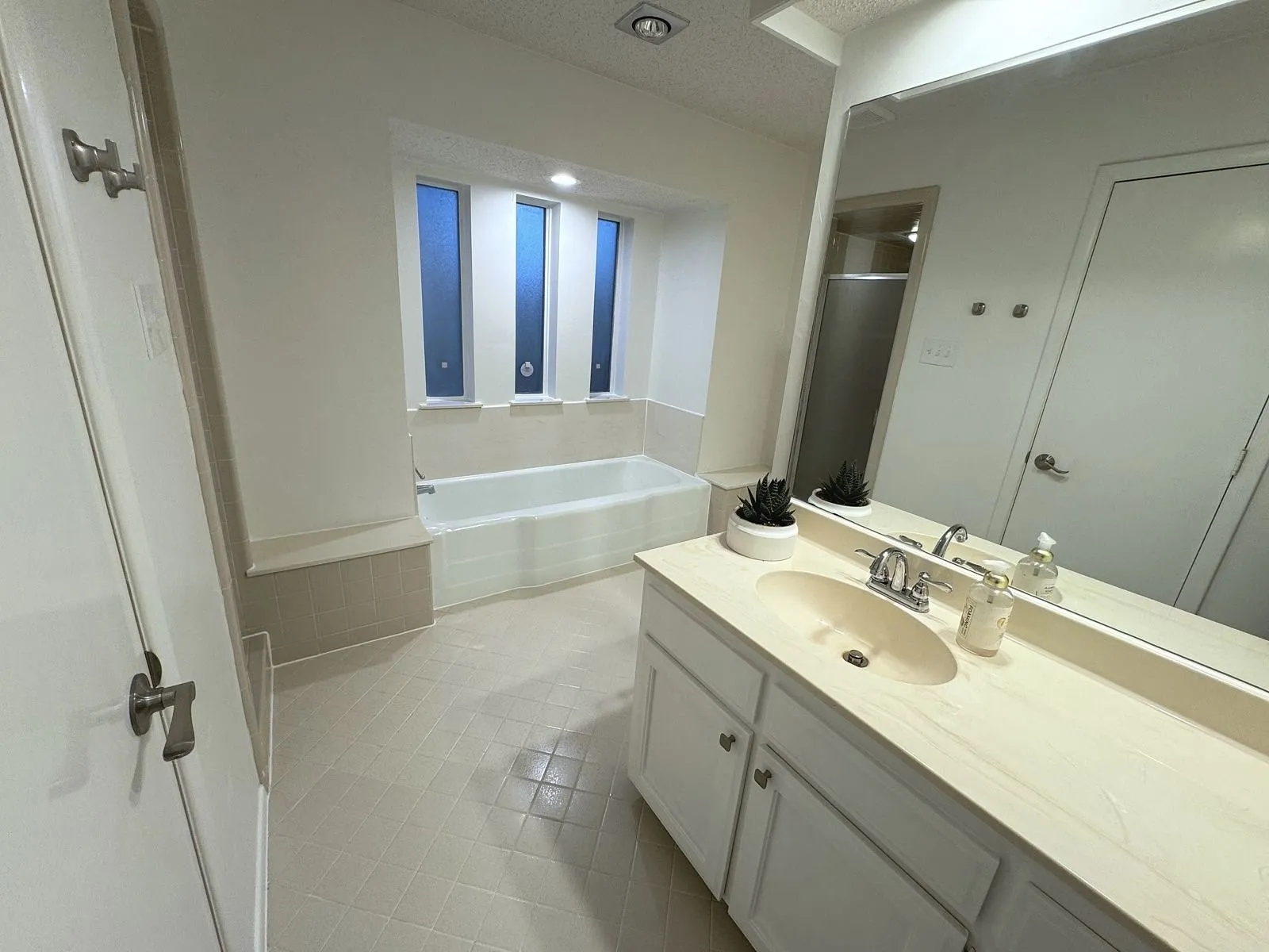 Single Family Residence For Sale in Tarrant County , 1205 Riverview Drive, Arlington, Texas 76012, 4 Bedroom, 4 Bathroom, 3 Garage spaces, 3,330 Sqft, built in 1975, mls#21359507, Real Estate Agent in Arlington, Homes For Sale in Tarrant county, Homes For Sale in Arlington, Realtor in Arlington Texas, Real Estate Brokerage Independent Realty Texas, Luminita Cordes Realtor