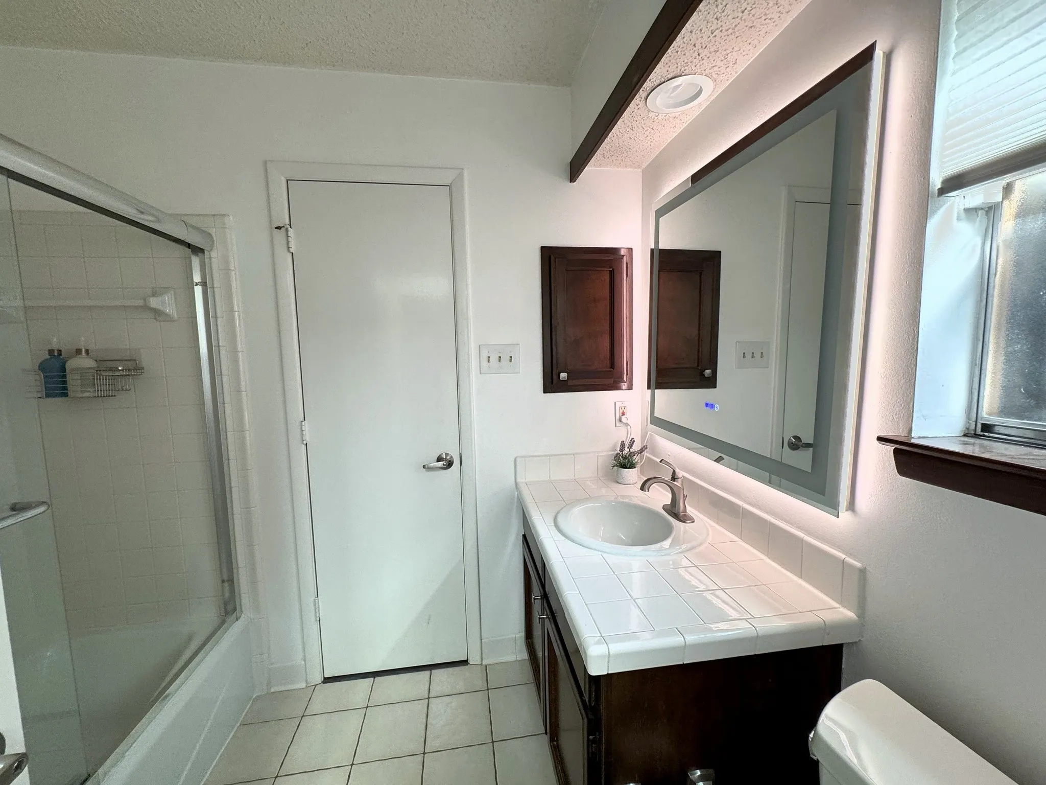 Full bath off split 4th bedroom