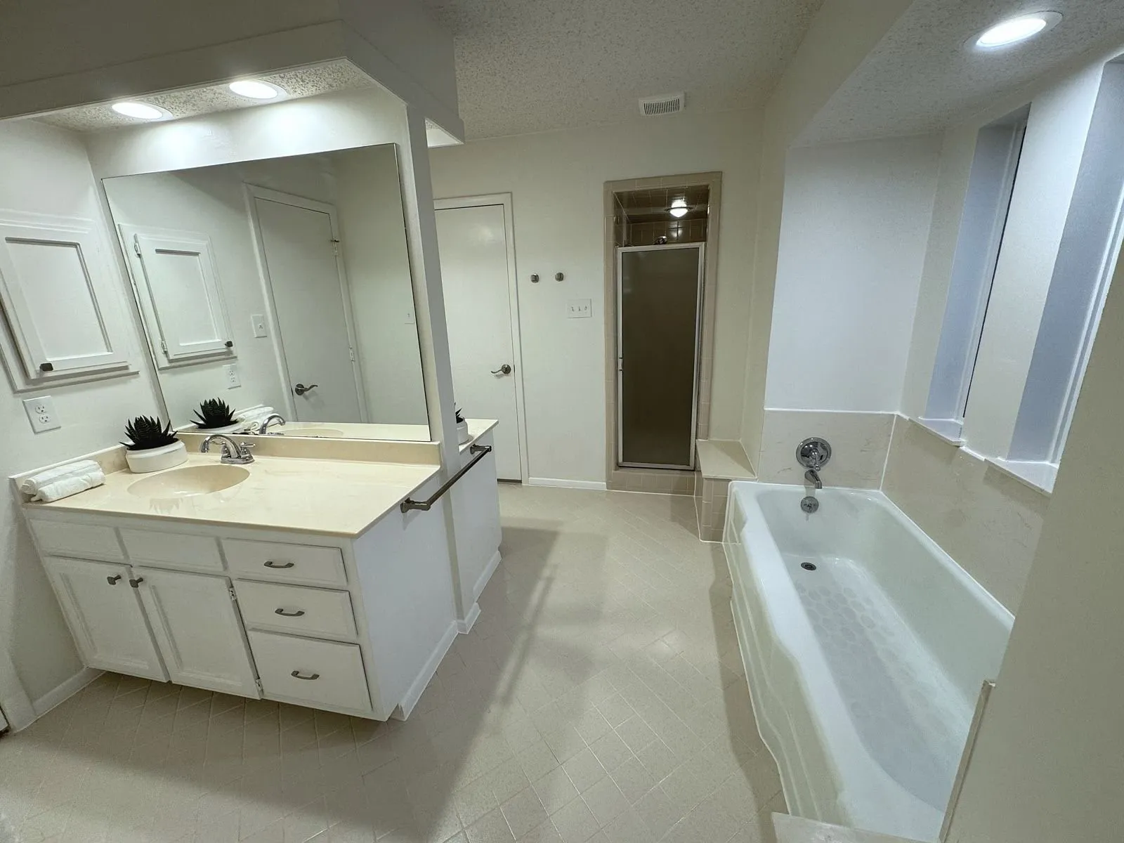 Single Family Residence For Sale in Tarrant County , 1205 Riverview Drive, Arlington, Texas 76012, 4 Bedroom, 4 Bathroom, 3 Garage spaces, 3,330 Sqft, built in 1975, mls#21359507, Real Estate Agent in Arlington, Homes For Sale in Tarrant county, Homes For Sale in Arlington, Realtor in Arlington Texas, Real Estate Brokerage Independent Realty Texas, Luminita Cordes Realtor