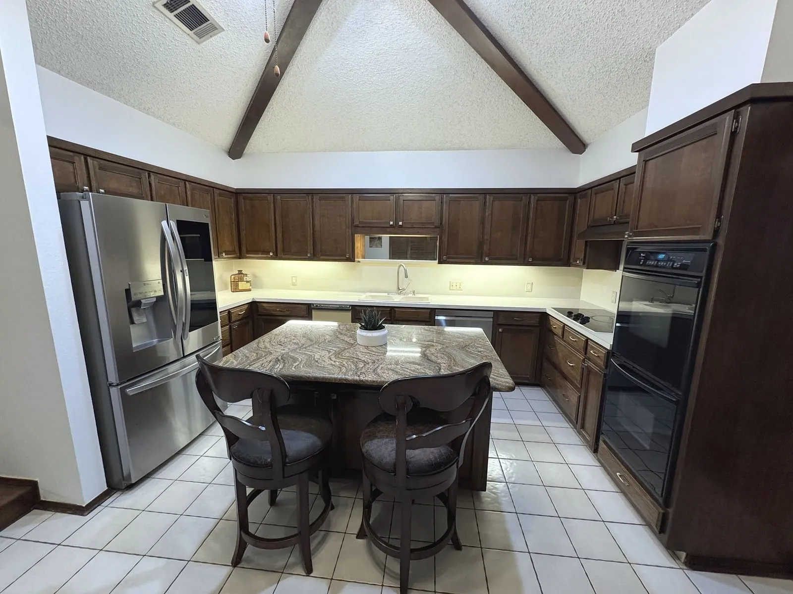 Spacious kitchen with Island