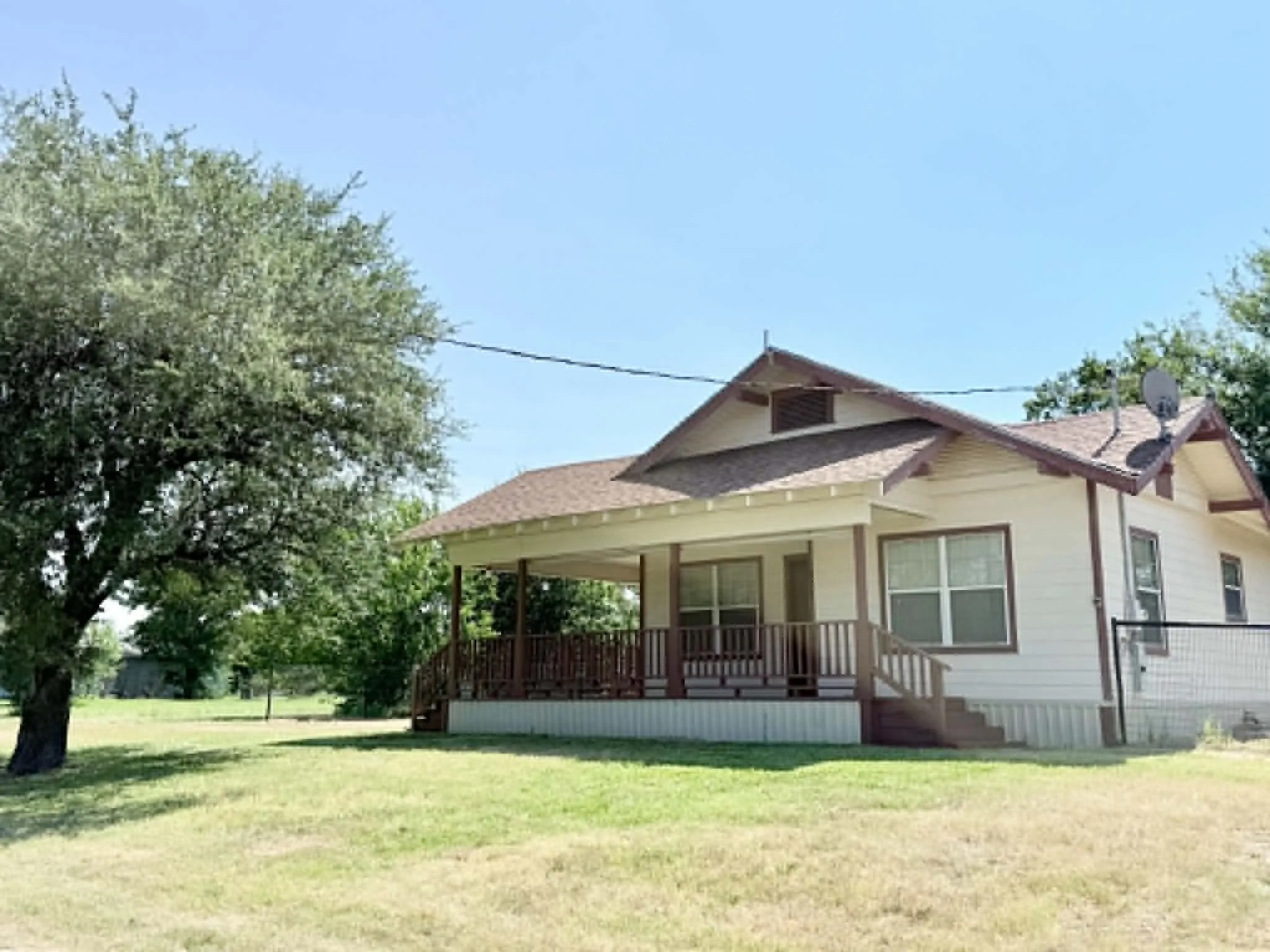 Single Family Residence For Sale in Comanche County , 203 Avenue C, Gustine, Texas 76455, 2 Bedroom, 1 Bathroom, Garage spaces, 1,106 Sqft, built in 1945, mls#21360494, Real Estate Agent in Gustine, Homes For Sale in Comanche county, Homes For Sale in Gustine, Realtor in Gustine Texas, Real Estate Brokerage Independent Realty Texas, Luminita Cordes Realtor