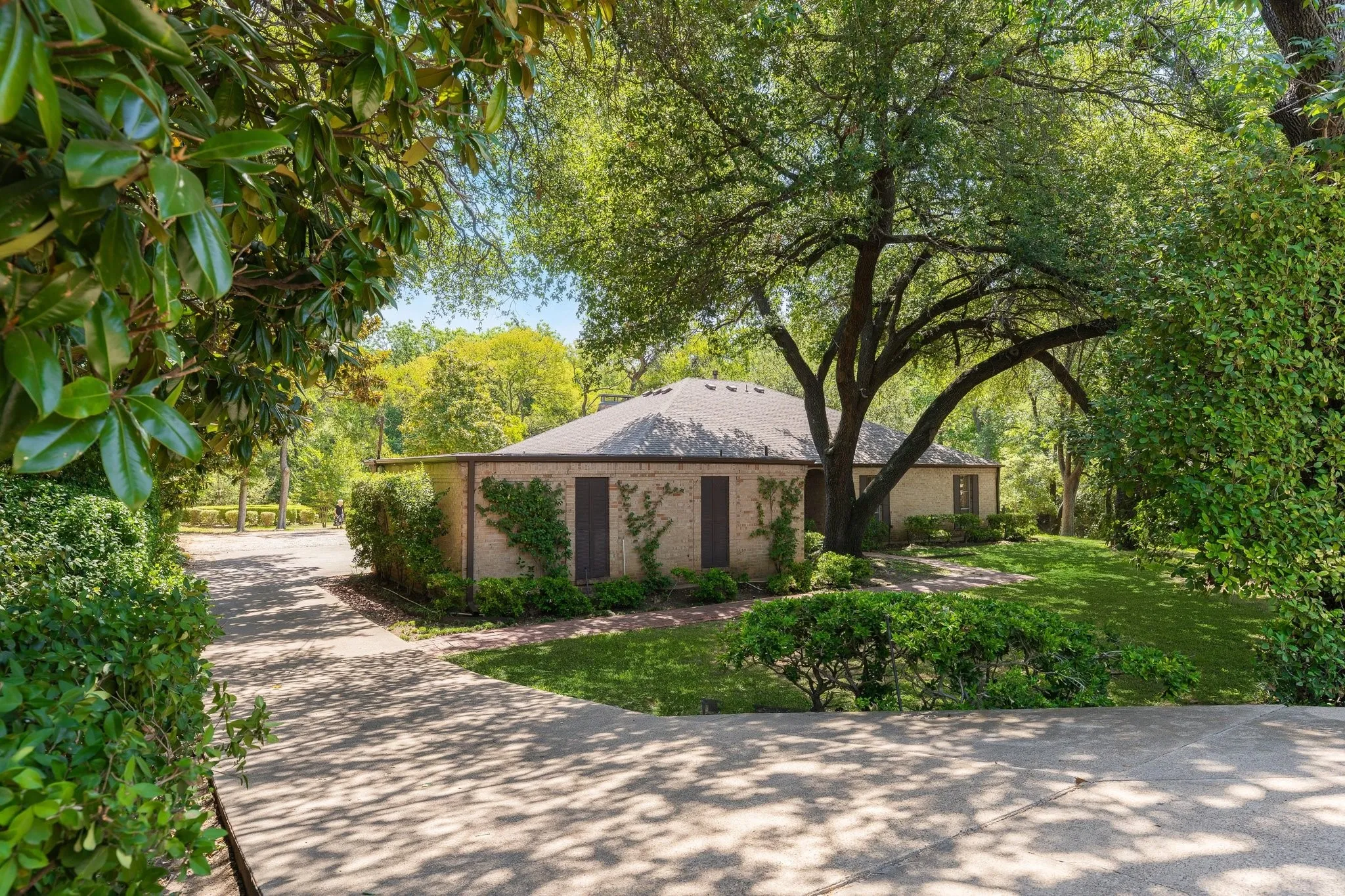Single Family Residence For Sale in Dallas County , 13828 Hillcrest Road, Dallas, Texas 75240, 4 Bedroom, 3 Bathroom, 2 Garage spaces, 2,571 Sqft, built in 1961, mls#21359346, Real Estate Agent in Dallas, Homes For Sale in Dallas county, Homes For Sale in Dallas, Realtor in Dallas Texas, Real Estate Brokerage Independent Realty Texas, Luminita Cordes Realtor