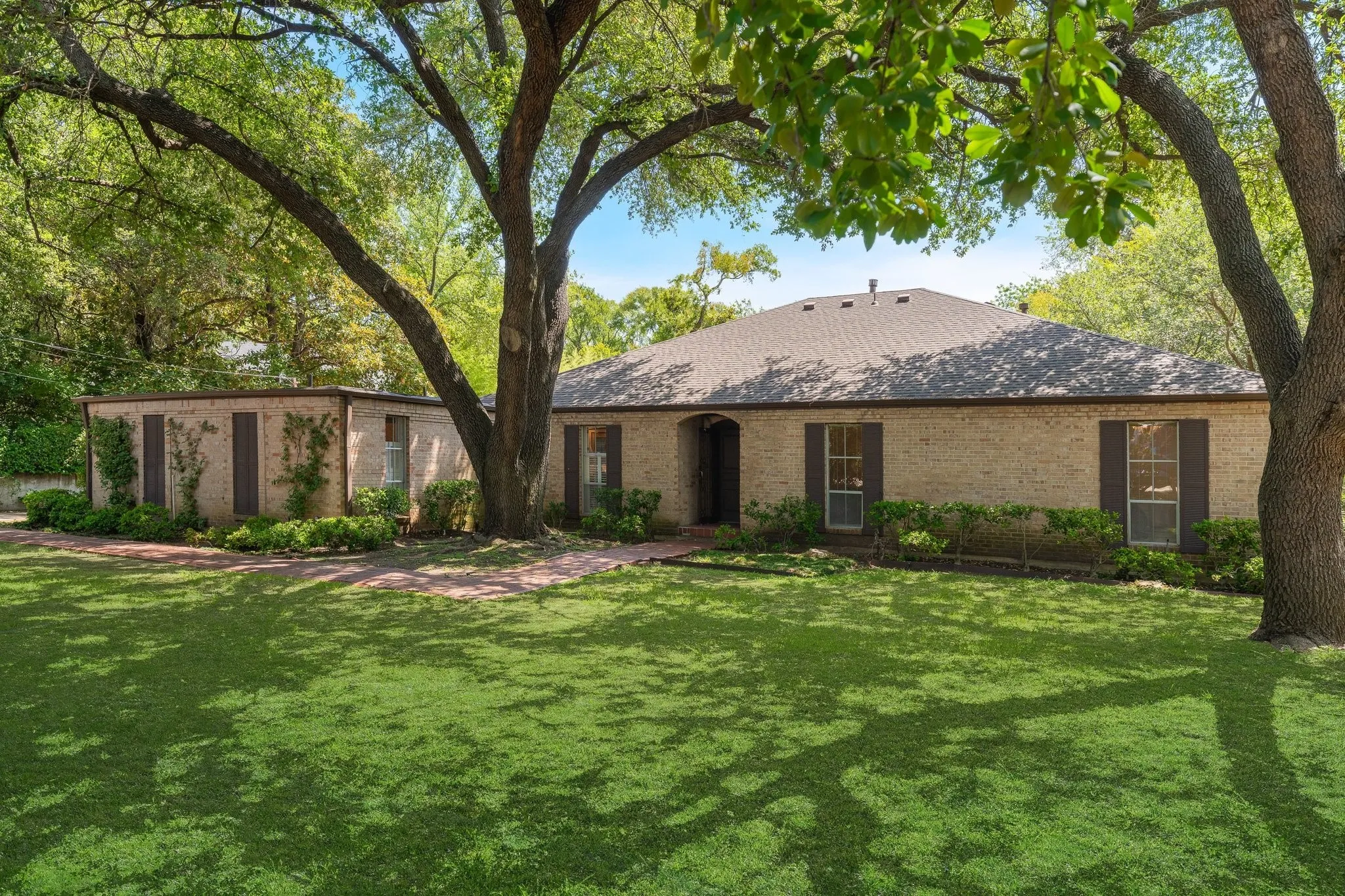 Single Family Residence For Sale in Dallas County , 13828 Hillcrest Road, Dallas, Texas 75240, 4 Bedroom, 3 Bathroom, 2 Garage spaces, 2,571 Sqft, built in 1961, mls#21359346, Real Estate Agent in Dallas, Homes For Sale in Dallas county, Homes For Sale in Dallas, Realtor in Dallas Texas, Real Estate Brokerage Independent Realty Texas, Luminita Cordes Realtor