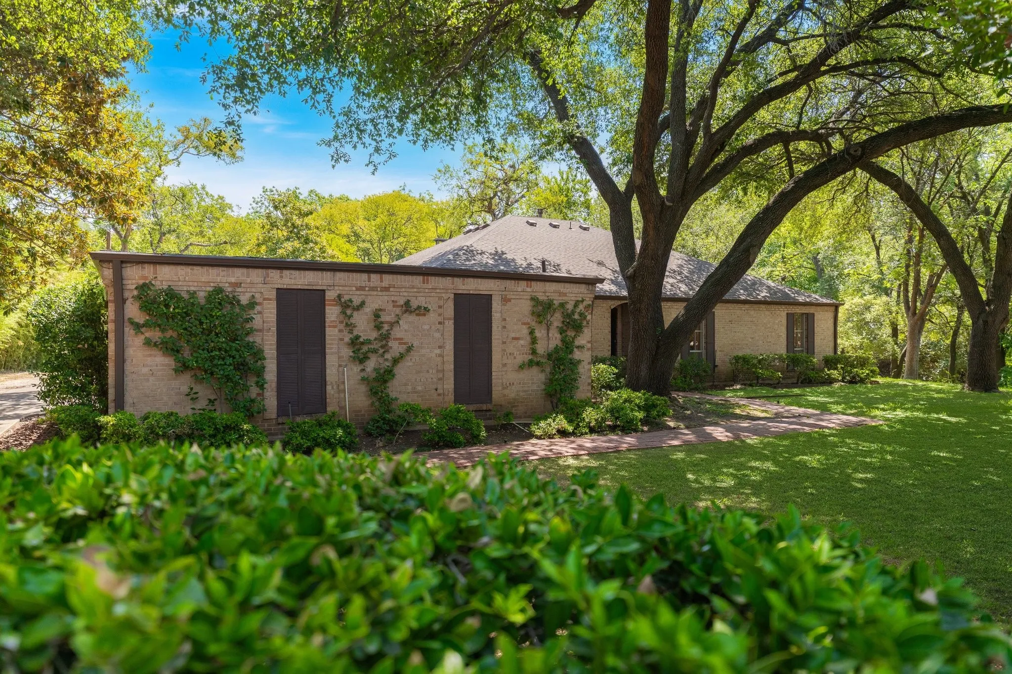 Single Family Residence For Sale in Dallas County , 13828 Hillcrest Road, Dallas, Texas 75240, 4 Bedroom, 3 Bathroom, 2 Garage spaces, 2,571 Sqft, built in 1961, mls#21359346, Real Estate Agent in Dallas, Homes For Sale in Dallas county, Homes For Sale in Dallas, Realtor in Dallas Texas, Real Estate Brokerage Independent Realty Texas, Luminita Cordes Realtor