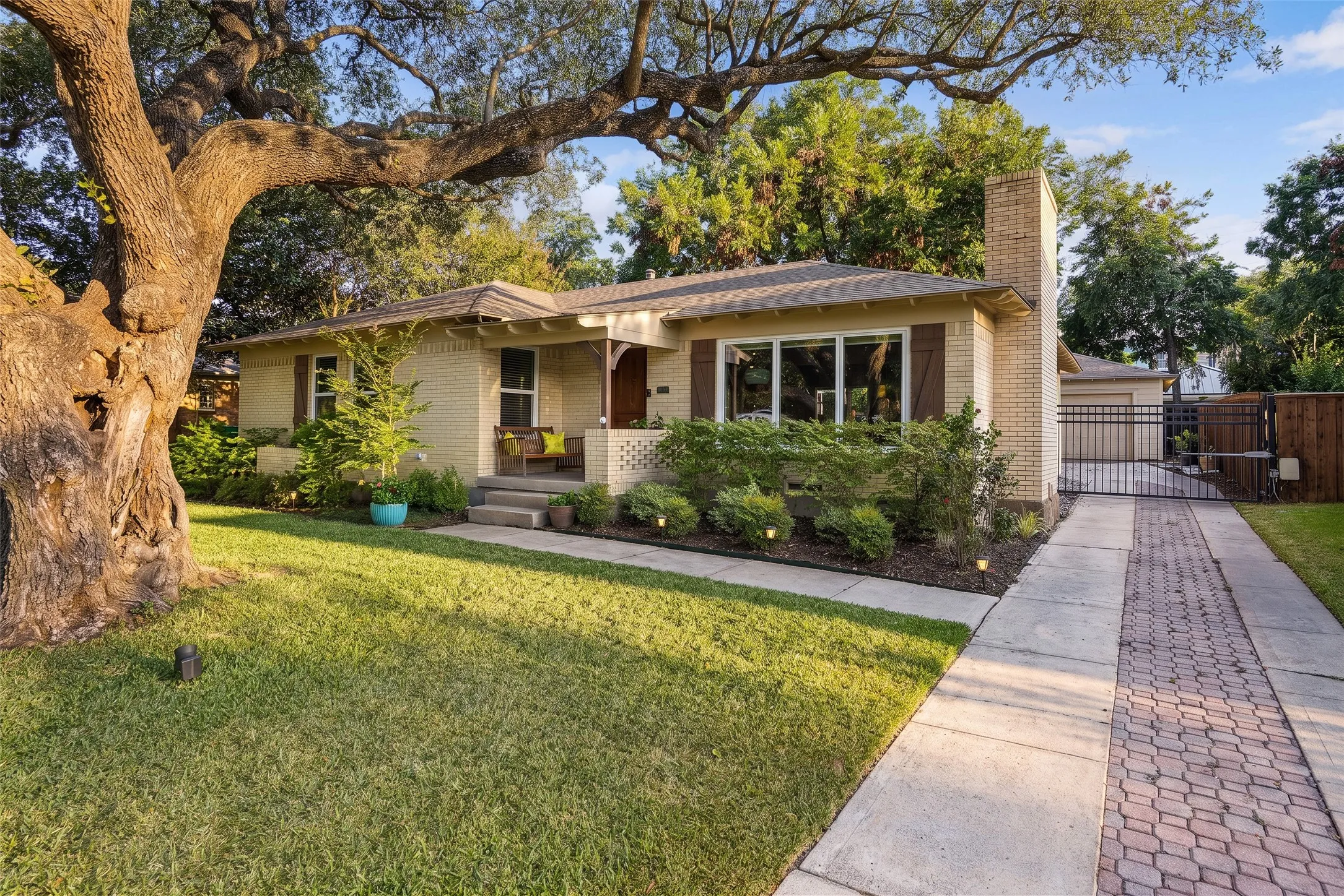 Single Family Residence For Sale in Dallas County , 6534 Winton Street, Dallas, Texas 75214, 3 Bedroom, 2 Bathroom, 2 Garage spaces, 1,892 Sqft, built in 1951, mls#21360208, Real Estate Agent in Dallas, Homes For Sale in Dallas county, Homes For Sale in Dallas, Realtor in Dallas Texas, Real Estate Brokerage Independent Realty Texas, Luminita Cordes Realtor