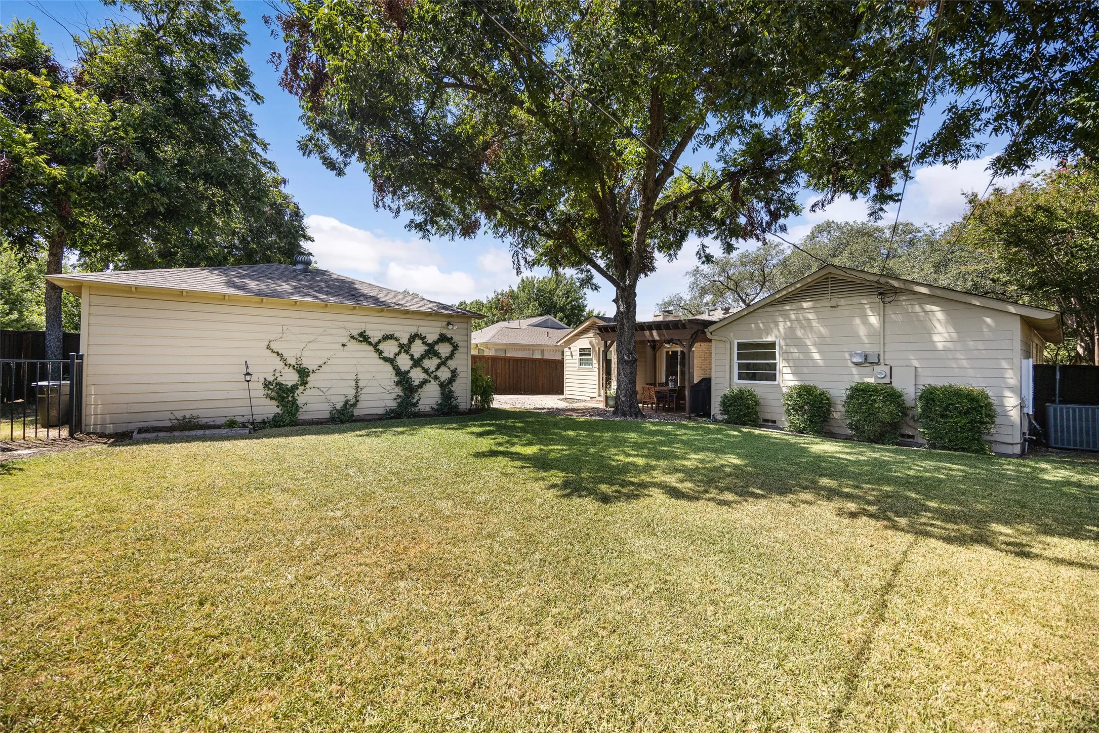 Single Family Residence For Sale in Dallas County , 6534 Winton Street, Dallas, Texas 75214, 3 Bedroom, 2 Bathroom, 2 Garage spaces, 1,892 Sqft, built in 1951, mls#21360208, Real Estate Agent in Dallas, Homes For Sale in Dallas county, Homes For Sale in Dallas, Realtor in Dallas Texas, Real Estate Brokerage Independent Realty Texas, Luminita Cordes Realtor