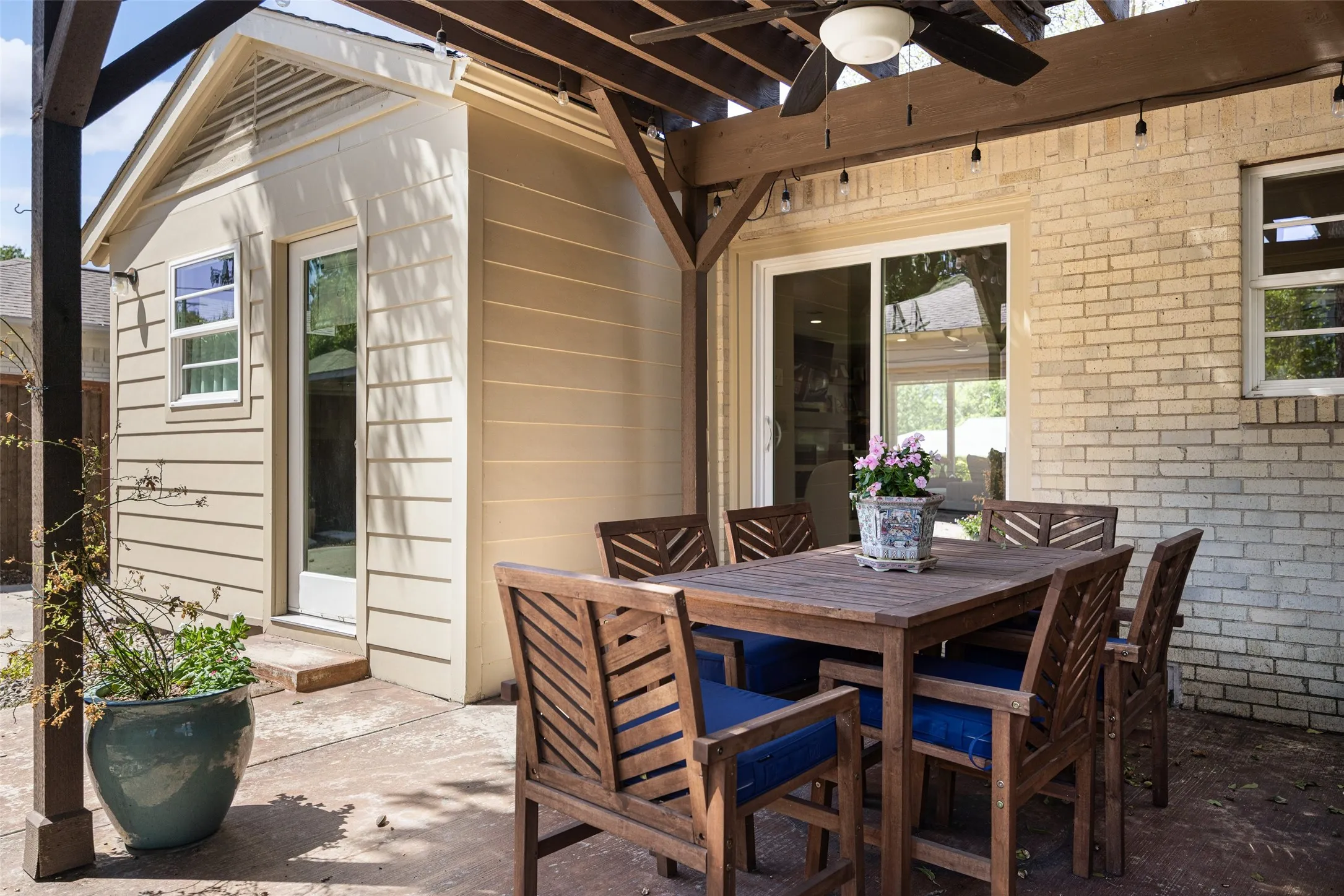Single Family Residence For Sale in Dallas County , 6534 Winton Street, Dallas, Texas 75214, 3 Bedroom, 2 Bathroom, 2 Garage spaces, 1,892 Sqft, built in 1951, mls#21360208, Real Estate Agent in Dallas, Homes For Sale in Dallas county, Homes For Sale in Dallas, Realtor in Dallas Texas, Real Estate Brokerage Independent Realty Texas, Luminita Cordes Realtor
