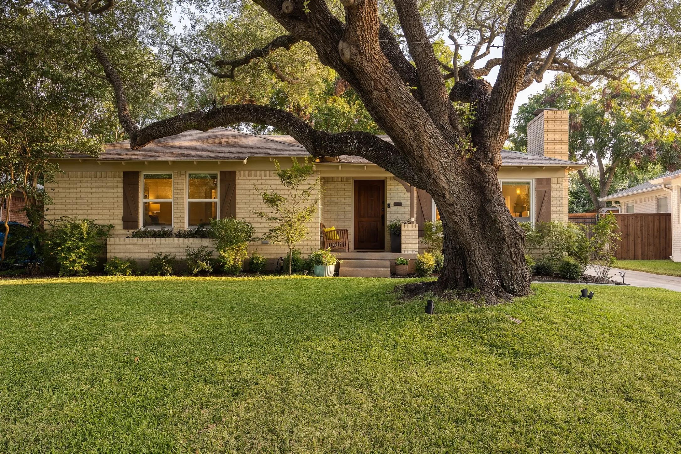 Single Family Residence For Sale in Dallas County , 6534 Winton Street, Dallas, Texas 75214, 3 Bedroom, 2 Bathroom, 2 Garage spaces, 1,892 Sqft, built in 1951, mls#21360208, Real Estate Agent in Dallas, Homes For Sale in Dallas county, Homes For Sale in Dallas, Realtor in Dallas Texas, Real Estate Brokerage Independent Realty Texas, Luminita Cordes Realtor