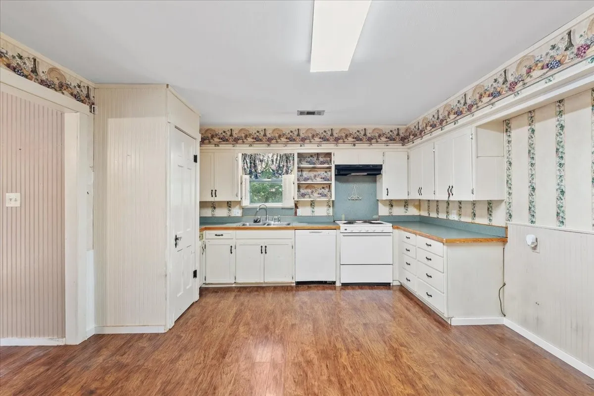 Single Family Residence For Sale in Navarro County , 309 SW 5th Street, Kerens, Texas 75144, 2 Bedroom, 2 Bathroom, 2 Garage spaces, 1,300 Sqft, built in 1949, mls#21360110, Real Estate Agent in Kerens, Homes For Sale in Navarro county, Homes For Sale in Kerens, Realtor in Kerens Texas, Real Estate Brokerage Independent Realty Texas, Luminita Cordes Realtor