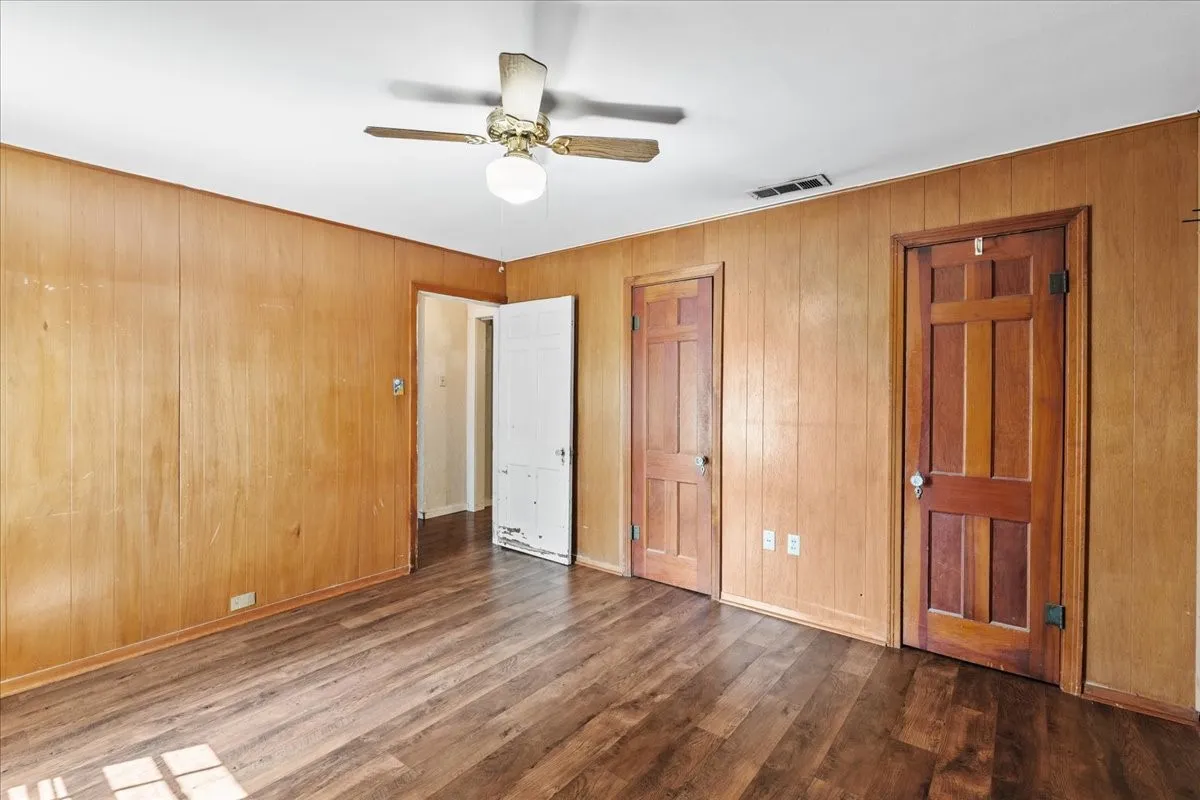 Single Family Residence For Sale in Navarro County , 309 SW 5th Street, Kerens, Texas 75144, 2 Bedroom, 2 Bathroom, 2 Garage spaces, 1,300 Sqft, built in 1949, mls#21360110, Real Estate Agent in Kerens, Homes For Sale in Navarro county, Homes For Sale in Kerens, Realtor in Kerens Texas, Real Estate Brokerage Independent Realty Texas, Luminita Cordes Realtor