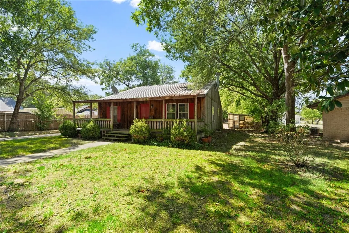 Single Family Residence For Sale in Navarro County , 309 SW 5th Street, Kerens, Texas 75144, 2 Bedroom, 2 Bathroom, 2 Garage spaces, 1,300 Sqft, built in 1949, mls#21360110, Real Estate Agent in Kerens, Homes For Sale in Navarro county, Homes For Sale in Kerens, Realtor in Kerens Texas, Real Estate Brokerage Independent Realty Texas, Luminita Cordes Realtor