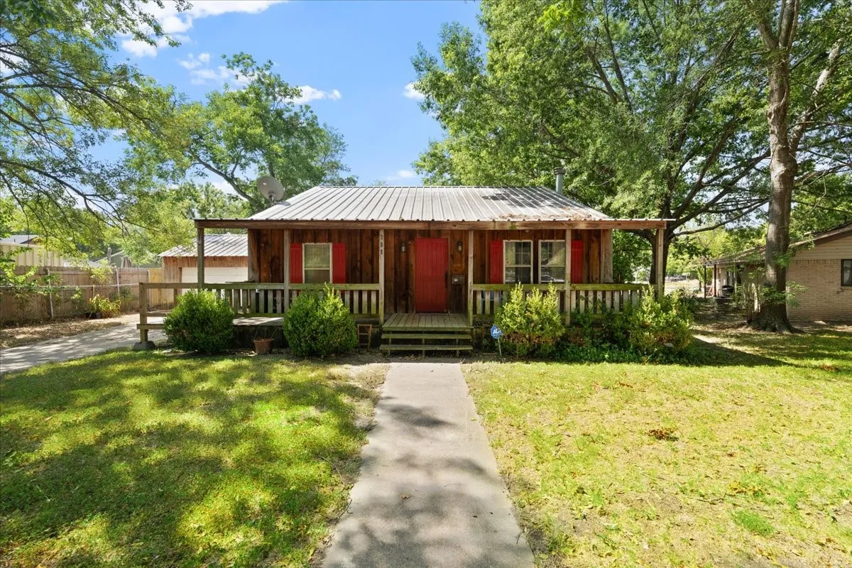 Single Family Residence For Sale in Navarro County , 309 SW 5th Street, Kerens, Texas 75144, 2 Bedroom, 2 Bathroom, 2 Garage spaces, 1,300 Sqft, built in 1949, mls#21360110, Real Estate Agent in Kerens, Homes For Sale in Navarro county, Homes For Sale in Kerens, Realtor in Kerens Texas, Real Estate Brokerage Independent Realty Texas, Luminita Cordes Realtor