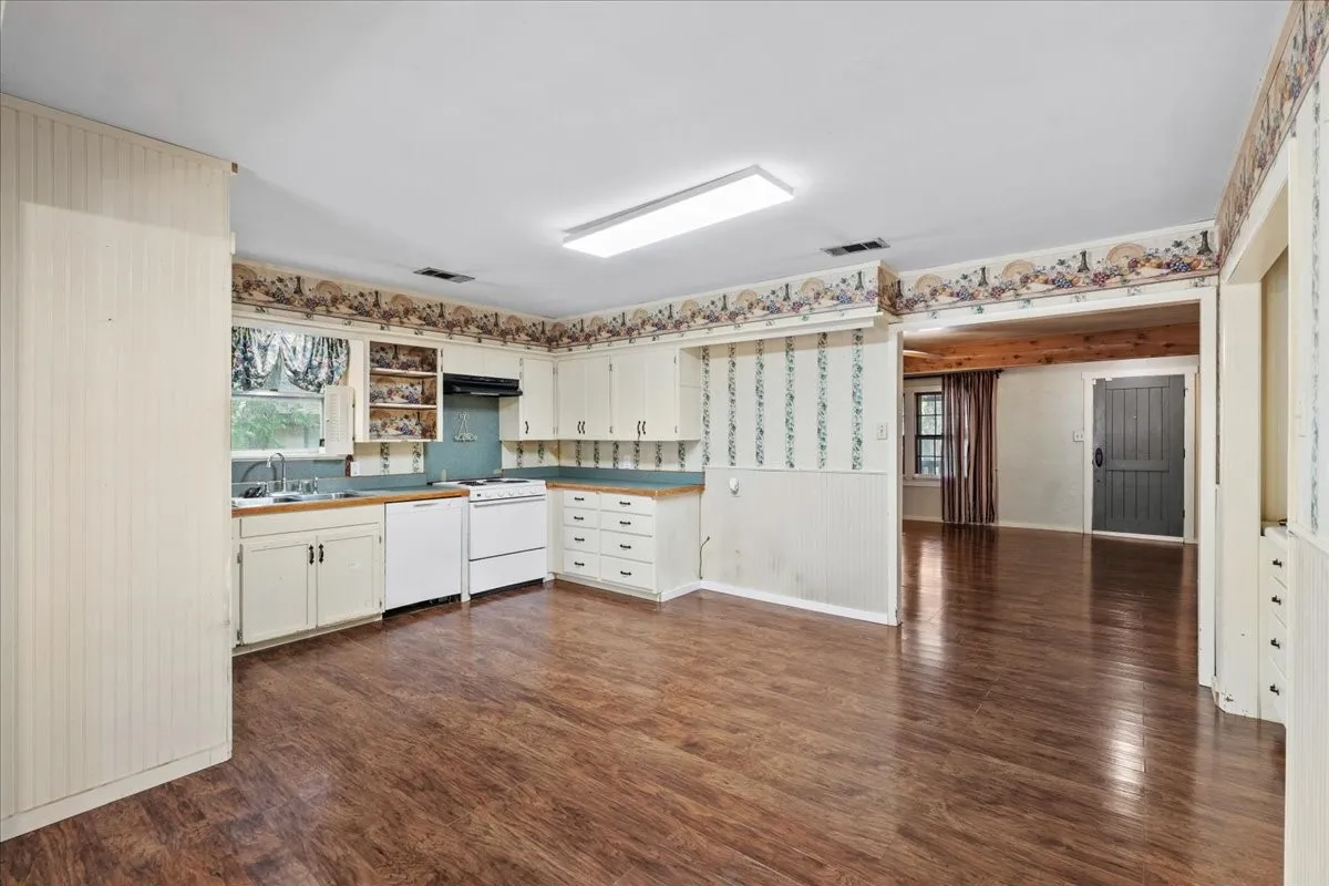 Single Family Residence For Sale in Navarro County , 309 SW 5th Street, Kerens, Texas 75144, 2 Bedroom, 2 Bathroom, 2 Garage spaces, 1,300 Sqft, built in 1949, mls#21360110, Real Estate Agent in Kerens, Homes For Sale in Navarro county, Homes For Sale in Kerens, Realtor in Kerens Texas, Real Estate Brokerage Independent Realty Texas, Luminita Cordes Realtor