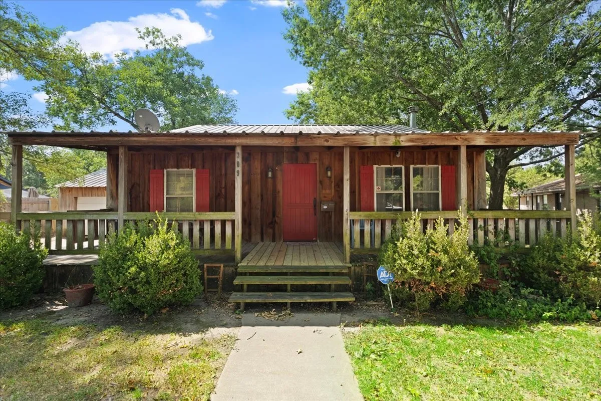Single Family Residence For Sale in Navarro County , 309 SW 5th Street, Kerens, Texas 75144, 2 Bedroom, 2 Bathroom, 2 Garage spaces, 1,300 Sqft, built in 1949, mls#21360110, Real Estate Agent in Kerens, Homes For Sale in Navarro county, Homes For Sale in Kerens, Realtor in Kerens Texas, Real Estate Brokerage Independent Realty Texas, Luminita Cordes Realtor