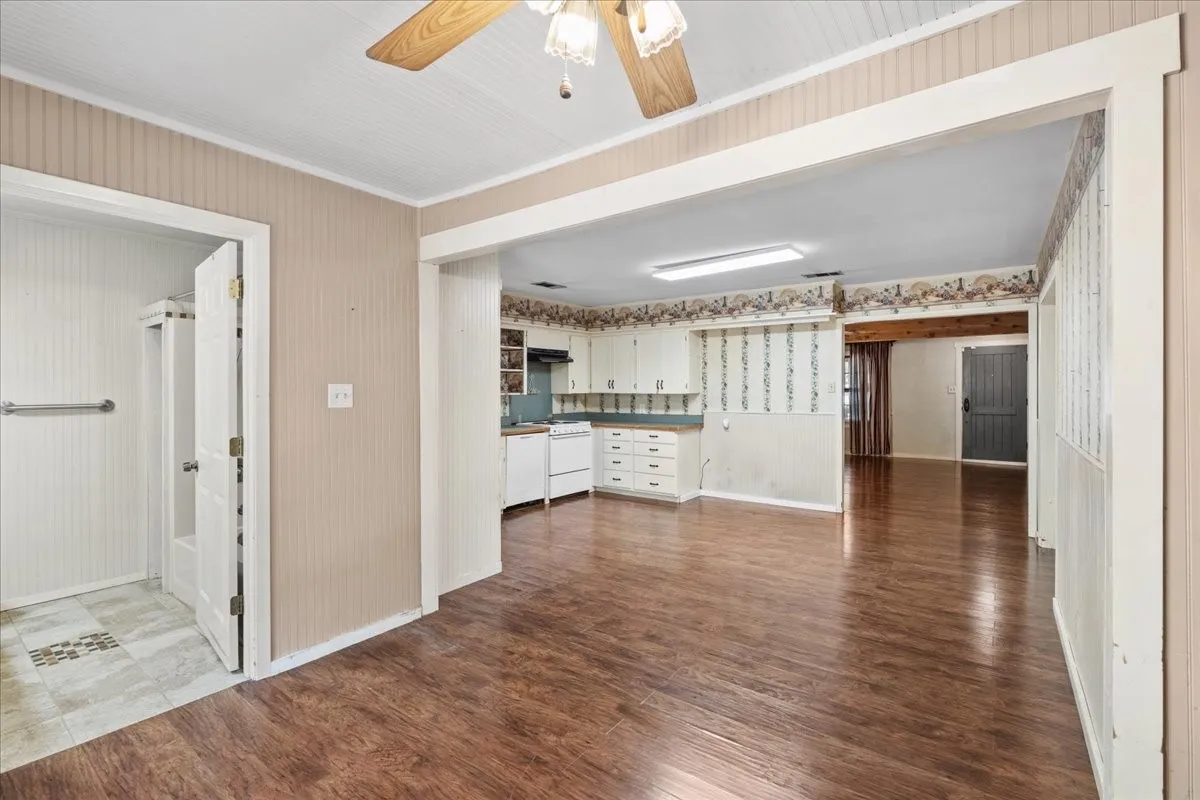 Single Family Residence For Sale in Navarro County , 309 SW 5th Street, Kerens, Texas 75144, 2 Bedroom, 2 Bathroom, 2 Garage spaces, 1,300 Sqft, built in 1949, mls#21360110, Real Estate Agent in Kerens, Homes For Sale in Navarro county, Homes For Sale in Kerens, Realtor in Kerens Texas, Real Estate Brokerage Independent Realty Texas, Luminita Cordes Realtor