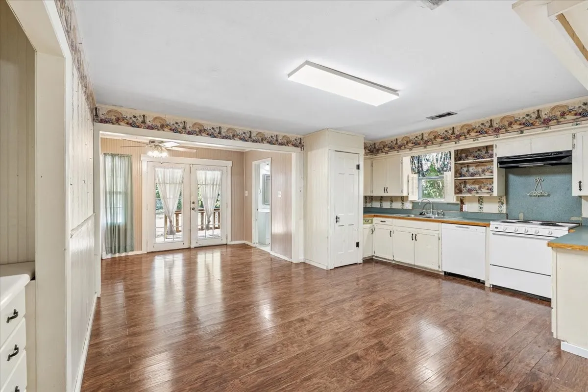 Single Family Residence For Sale in Navarro County , 309 SW 5th Street, Kerens, Texas 75144, 2 Bedroom, 2 Bathroom, 2 Garage spaces, 1,300 Sqft, built in 1949, mls#21360110, Real Estate Agent in Kerens, Homes For Sale in Navarro county, Homes For Sale in Kerens, Realtor in Kerens Texas, Real Estate Brokerage Independent Realty Texas, Luminita Cordes Realtor