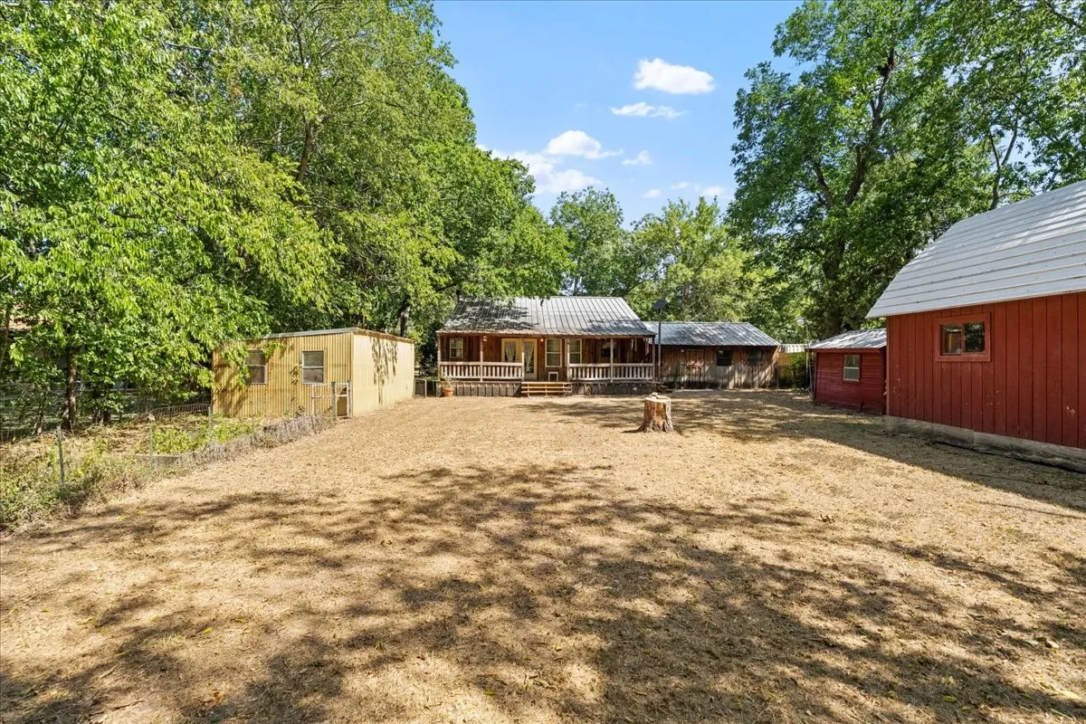 Single Family Residence For Sale in Navarro County , 309 SW 5th Street, Kerens, Texas 75144, 2 Bedroom, 2 Bathroom, 2 Garage spaces, 1,300 Sqft, built in 1949, mls#21360110, Real Estate Agent in Kerens, Homes For Sale in Navarro county, Homes For Sale in Kerens, Realtor in Kerens Texas, Real Estate Brokerage Independent Realty Texas, Luminita Cordes Realtor