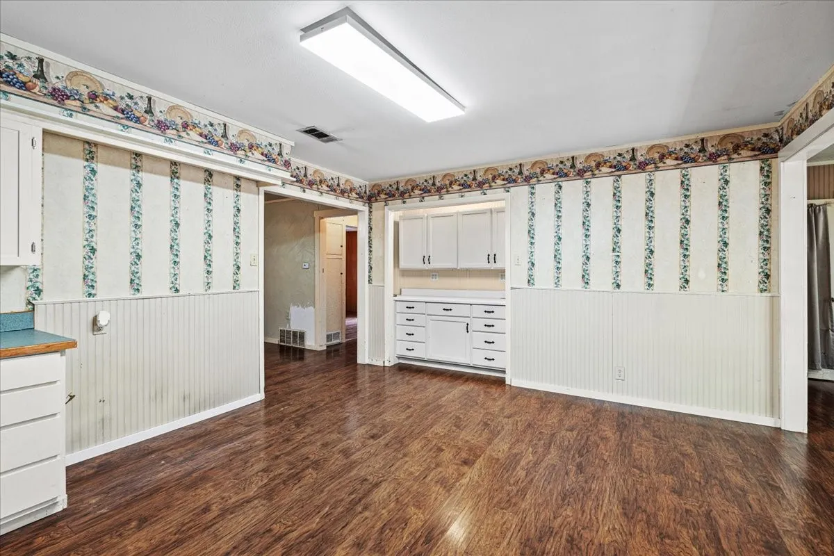 Single Family Residence For Sale in Navarro County , 309 SW 5th Street, Kerens, Texas 75144, 2 Bedroom, 2 Bathroom, 2 Garage spaces, 1,300 Sqft, built in 1949, mls#21360110, Real Estate Agent in Kerens, Homes For Sale in Navarro county, Homes For Sale in Kerens, Realtor in Kerens Texas, Real Estate Brokerage Independent Realty Texas, Luminita Cordes Realtor