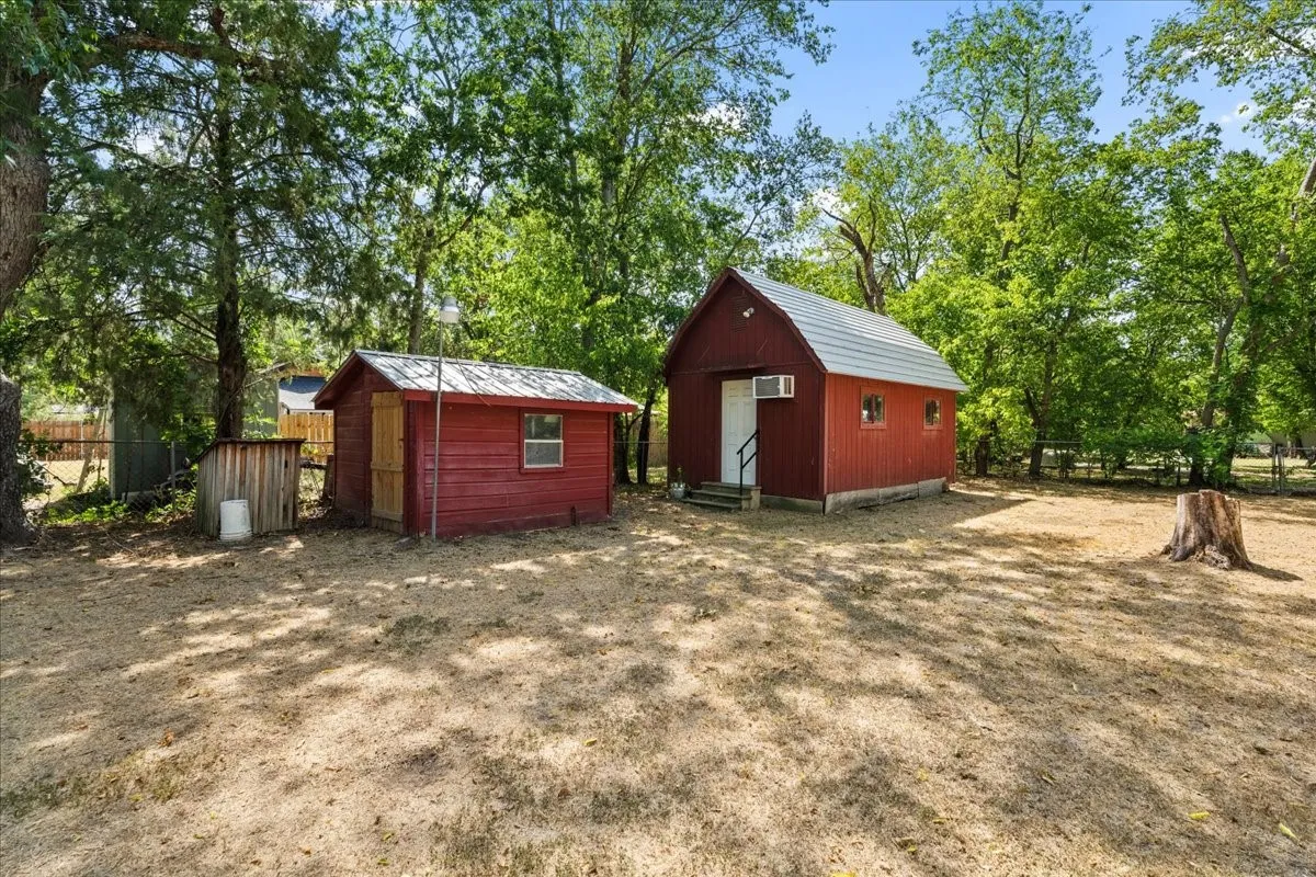 Single Family Residence For Sale in Navarro County , 309 SW 5th Street, Kerens, Texas 75144, 2 Bedroom, 2 Bathroom, 2 Garage spaces, 1,300 Sqft, built in 1949, mls#21360110, Real Estate Agent in Kerens, Homes For Sale in Navarro county, Homes For Sale in Kerens, Realtor in Kerens Texas, Real Estate Brokerage Independent Realty Texas, Luminita Cordes Realtor