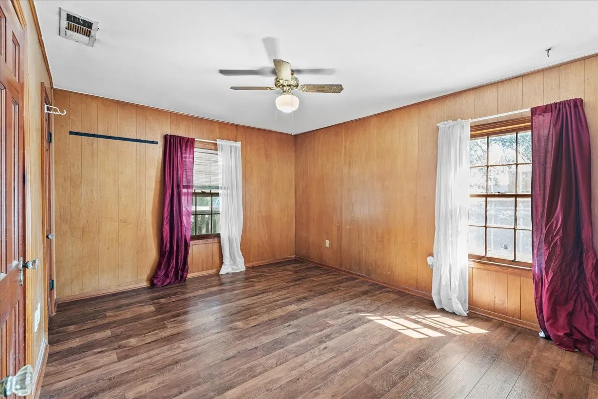 Single Family Residence For Sale in Navarro County , 309 SW 5th Street, Kerens, Texas 75144, 2 Bedroom, 2 Bathroom, 2 Garage spaces, 1,300 Sqft, built in 1949, mls#21360110, Real Estate Agent in Kerens, Homes For Sale in Navarro county, Homes For Sale in Kerens, Realtor in Kerens Texas, Real Estate Brokerage Independent Realty Texas, Luminita Cordes Realtor