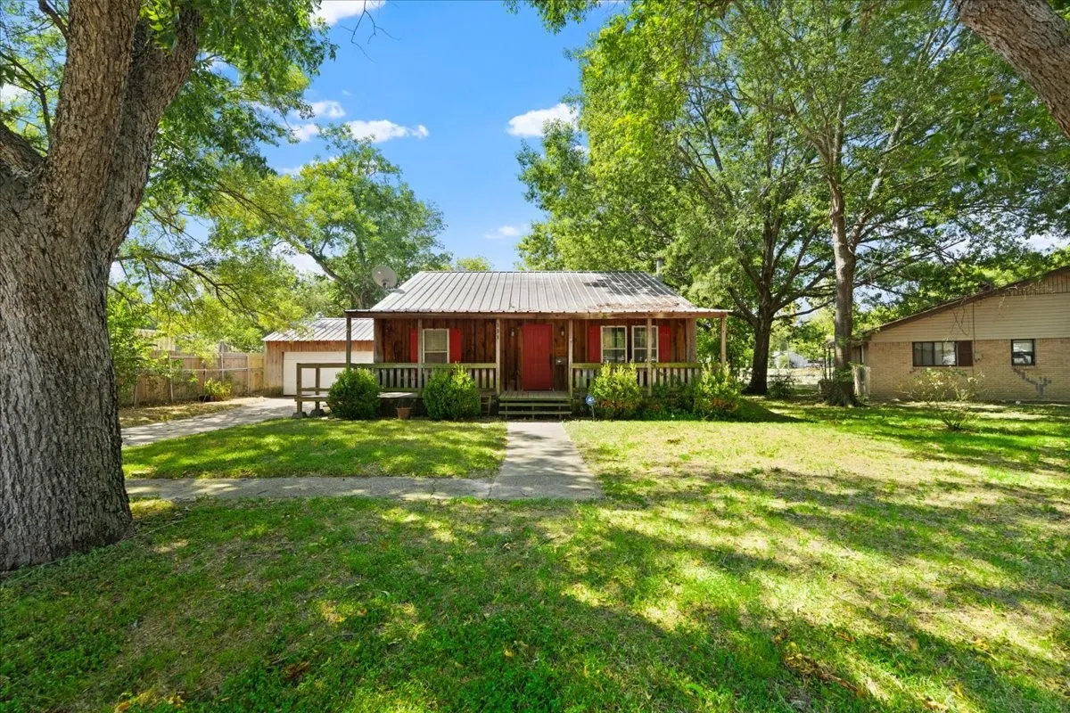 Single Family Residence For Sale in Navarro County , 309 SW 5th Street, Kerens, Texas 75144, 2 Bedroom, 2 Bathroom, 2 Garage spaces, 1,300 Sqft, built in 1949, mls#21360110, Real Estate Agent in Kerens, Homes For Sale in Navarro county, Homes For Sale in Kerens, Realtor in Kerens Texas, Real Estate Brokerage Independent Realty Texas, Luminita Cordes Realtor