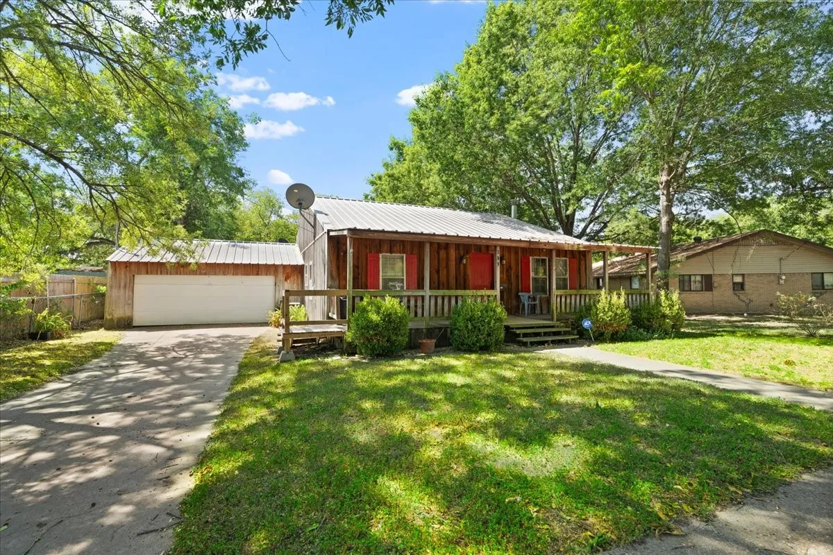 Single Family Residence For Sale in Navarro County , 309 SW 5th Street, Kerens, Texas 75144, 2 Bedroom, 2 Bathroom, 2 Garage spaces, 1,300 Sqft, built in 1949, mls#21360110, Real Estate Agent in Kerens, Homes For Sale in Navarro county, Homes For Sale in Kerens, Realtor in Kerens Texas, Real Estate Brokerage Independent Realty Texas, Luminita Cordes Realtor