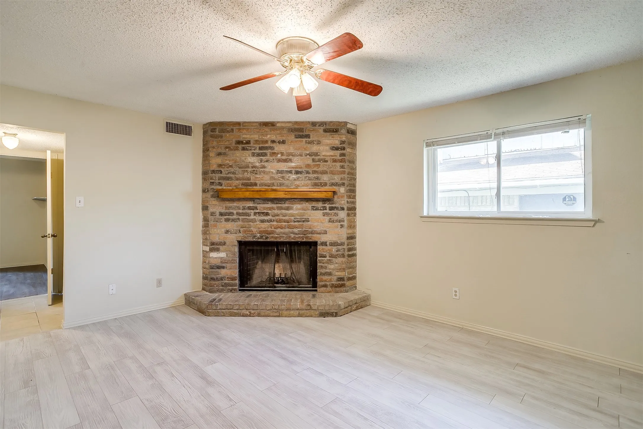 Duplex For Rent in Tarrant County , 127 Allencrest Drive, White Settlement, Texas 76108, 3 Bedroom, 2 Bathroom, 2 Garage spaces, 1,424 Sqft, built in 1984, mls#21356947, Real Estate Agent in White Settlement, Homes For Rent in Tarrant county, Homes For Rent in White Settlement, Realtor in White Settlement Texas, Real Estate Brokerage Independent Realty Texas, Luminita Cordes Realtor