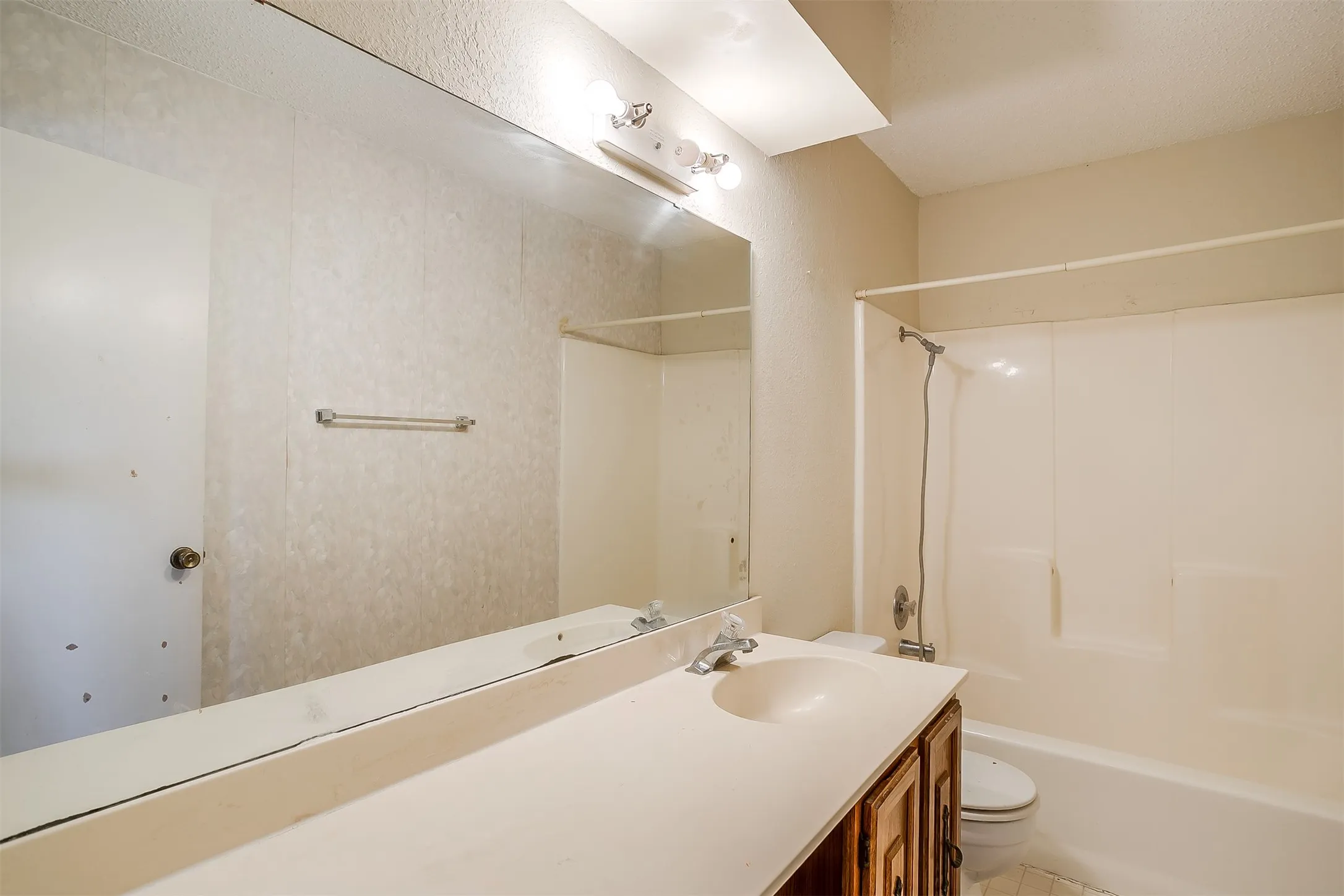 Duplex For Rent in Tarrant County , 127 Allencrest Drive, White Settlement, Texas 76108, 3 Bedroom, 2 Bathroom, 2 Garage spaces, 1,424 Sqft, built in 1984, mls#21356947, Real Estate Agent in White Settlement, Homes For Rent in Tarrant county, Homes For Rent in White Settlement, Realtor in White Settlement Texas, Real Estate Brokerage Independent Realty Texas, Luminita Cordes Realtor