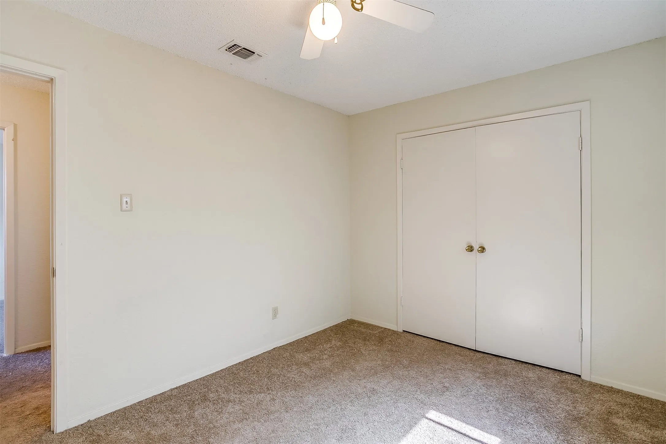 Duplex For Rent in Tarrant County , 127 Allencrest Drive, White Settlement, Texas 76108, 3 Bedroom, 2 Bathroom, 2 Garage spaces, 1,424 Sqft, built in 1984, mls#21356947, Real Estate Agent in White Settlement, Homes For Rent in Tarrant county, Homes For Rent in White Settlement, Realtor in White Settlement Texas, Real Estate Brokerage Independent Realty Texas, Luminita Cordes Realtor