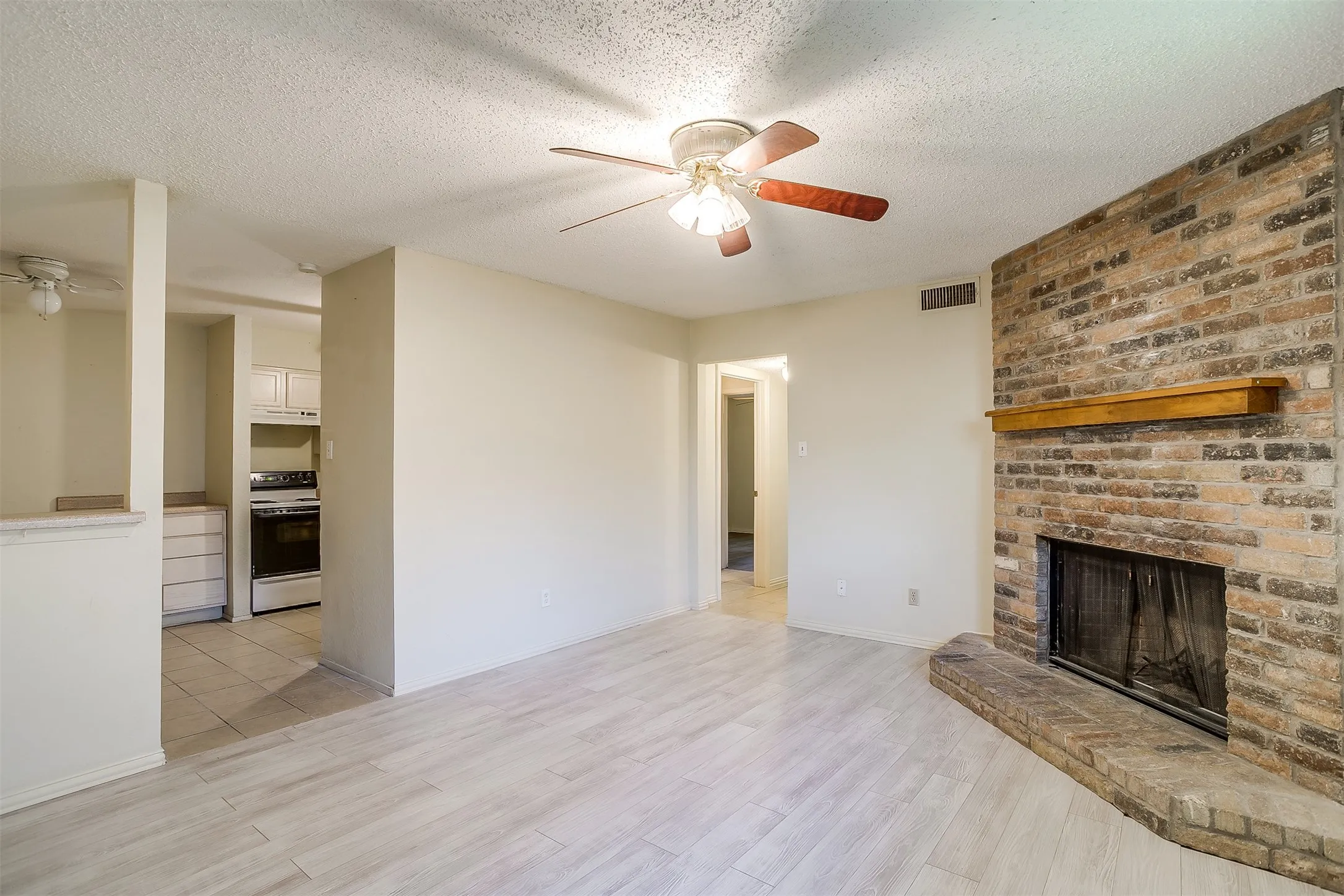 Duplex For Rent in Tarrant County , 127 Allencrest Drive, White Settlement, Texas 76108, 3 Bedroom, 2 Bathroom, 2 Garage spaces, 1,424 Sqft, built in 1984, mls#21356947, Real Estate Agent in White Settlement, Homes For Rent in Tarrant county, Homes For Rent in White Settlement, Realtor in White Settlement Texas, Real Estate Brokerage Independent Realty Texas, Luminita Cordes Realtor